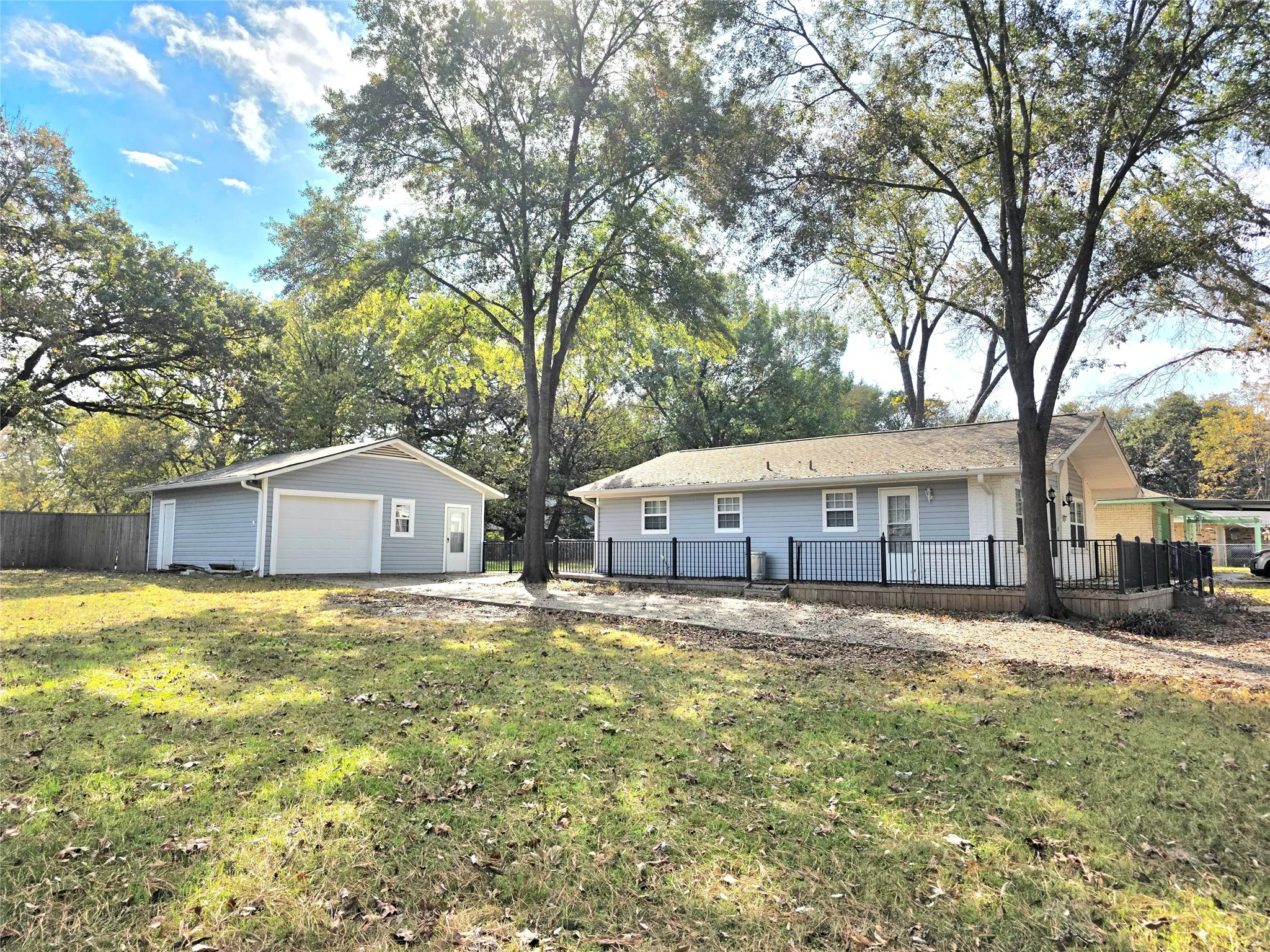 Single Family Residence For Sale in Henderson County , 131 Ocean Drive, Gun Barrel City, Texas 75156, 2 Bedroom, 3 Bathroom, 1 Garage spaces, 1,356 Sqft, built in 1970, Price $289,000, mls#21361836, Real Estate Agent in Gun Barrel City, Homes For Sale in Henderson county, Homes For Sale in Gun Barrel City, Realtor in Gun Barrel City Texas, Real Estate Brokerage Independent Realty Texas, Luminita Cordes Realtor