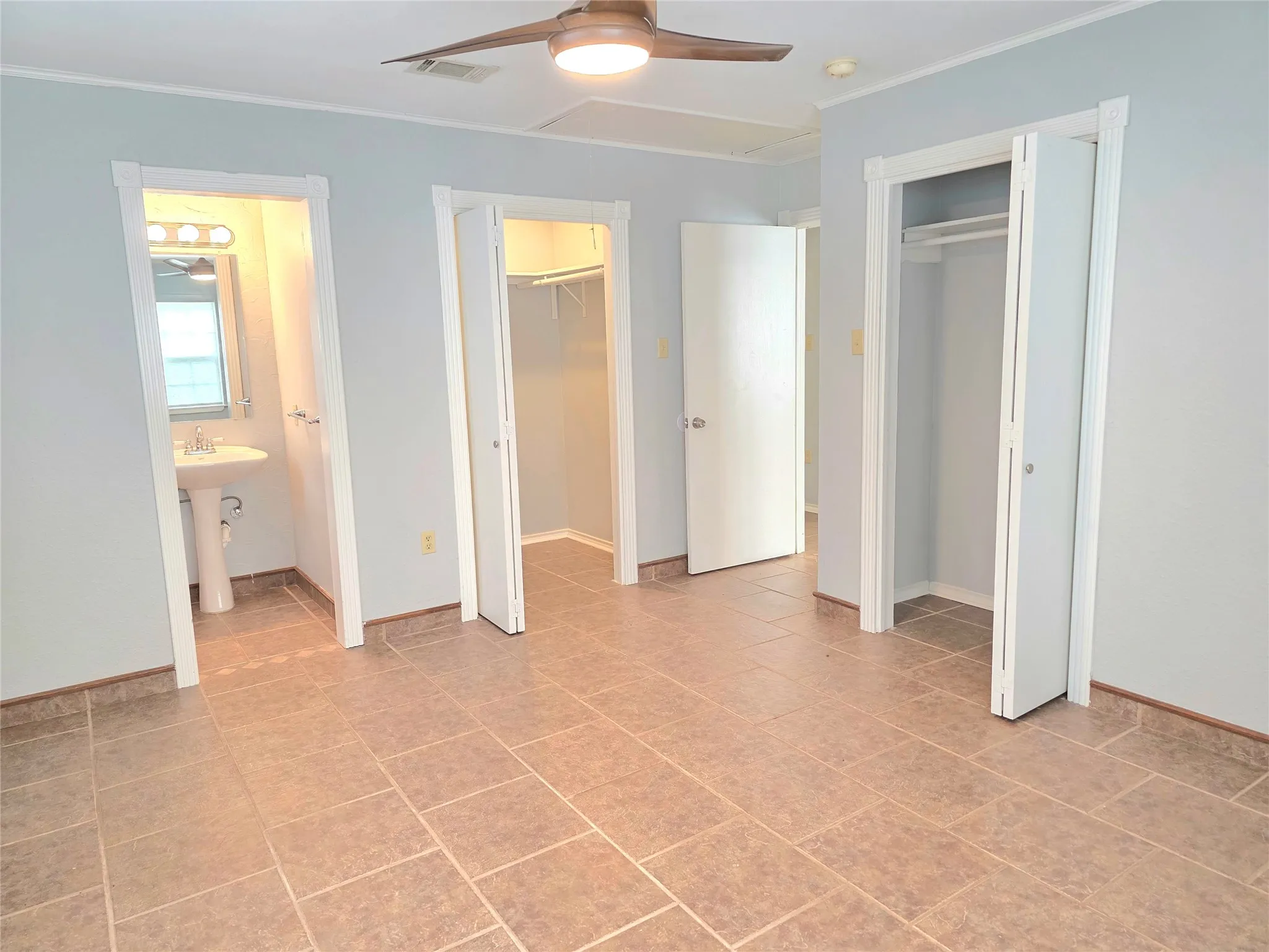 Single Family Residence For Sale in Henderson County , 131 Ocean Drive, Gun Barrel City, Texas 75156, 2 Bedroom, 3 Bathroom, 1 Garage spaces, 1,356 Sqft, built in 1970, Price $289,000, mls#21361836, Real Estate Agent in Gun Barrel City, Homes For Sale in Henderson county, Homes For Sale in Gun Barrel City, Realtor in Gun Barrel City Texas, Real Estate Brokerage Independent Realty Texas, Luminita Cordes Realtor