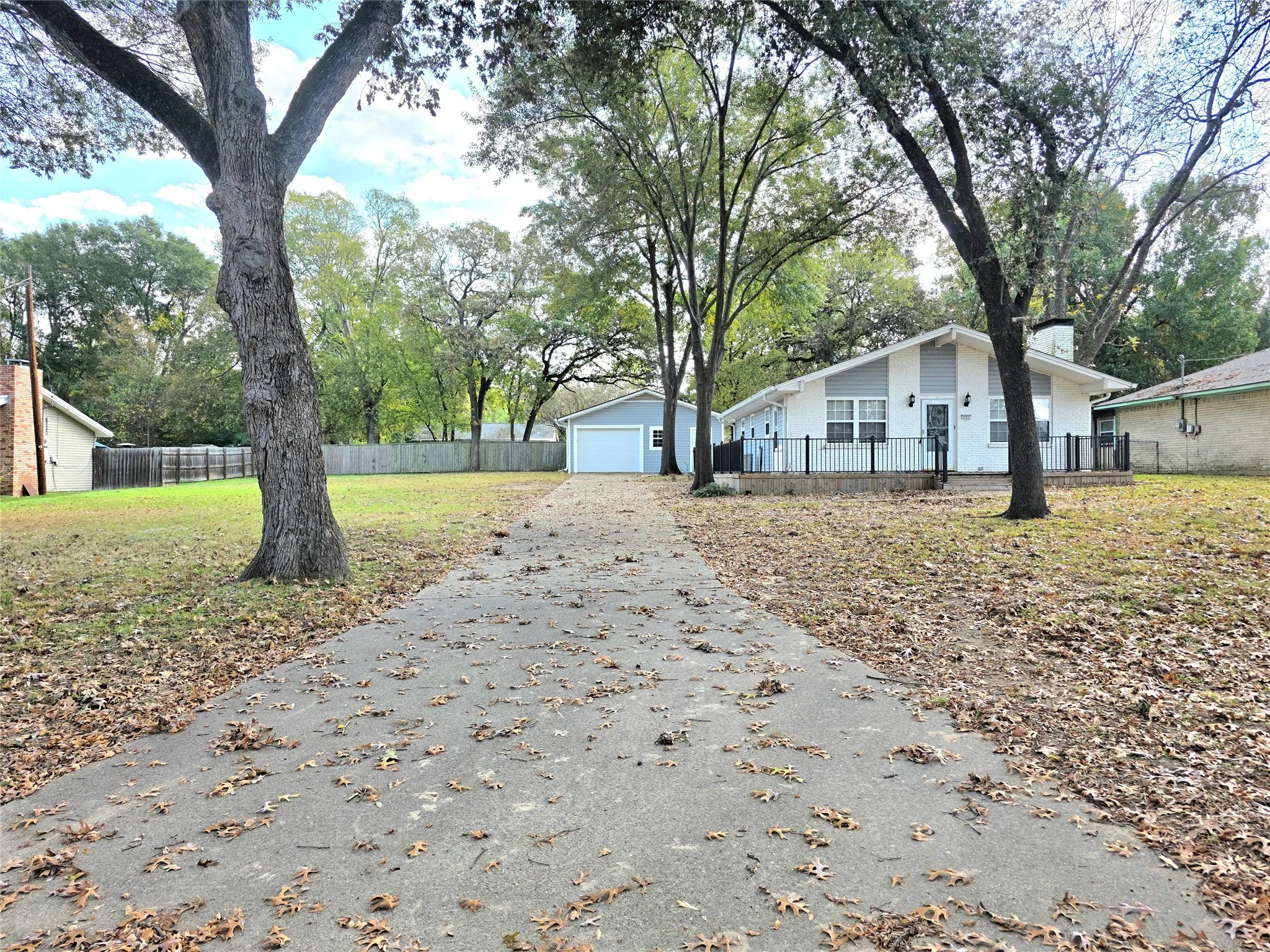 Single Family Residence For Sale in Henderson County , 131 Ocean Drive, Gun Barrel City, Texas 75156, 2 Bedroom, 3 Bathroom, 1 Garage spaces, 1,356 Sqft, built in 1970, Price $289,000, mls#21361836, Real Estate Agent in Gun Barrel City, Homes For Sale in Henderson county, Homes For Sale in Gun Barrel City, Realtor in Gun Barrel City Texas, Real Estate Brokerage Independent Realty Texas, Luminita Cordes Realtor