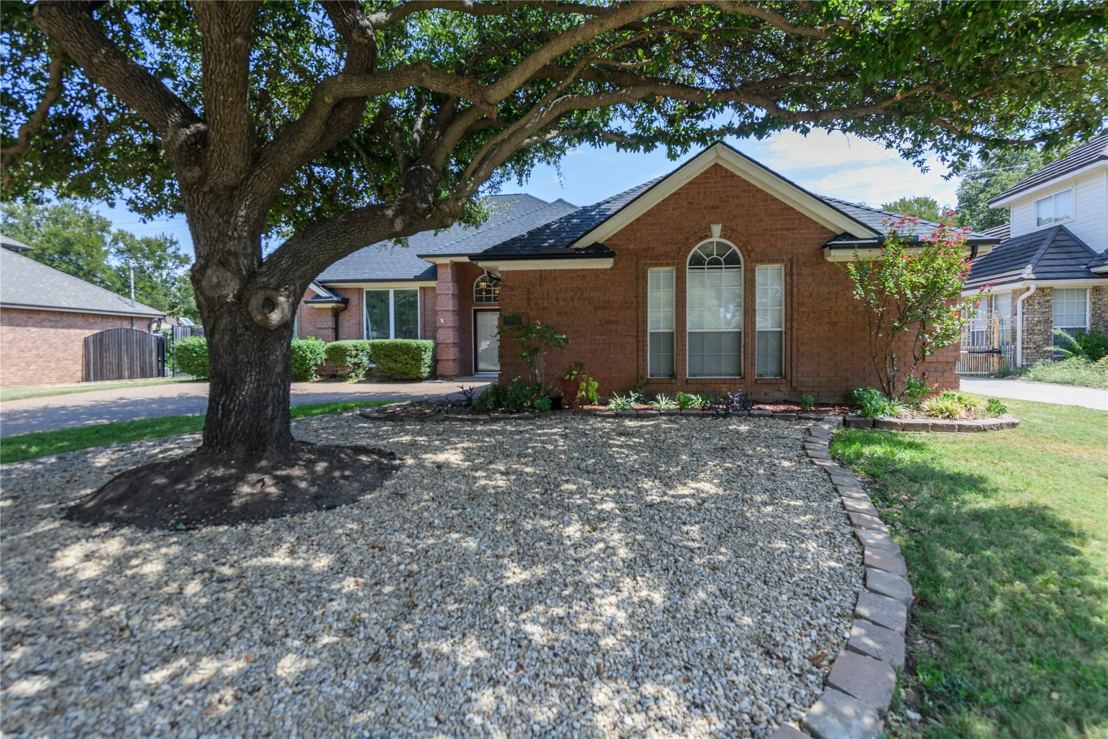 Single Family Residence For Rent in Tarrant County , 3120 Steve Drive, Hurst, Texas 76054, 3 Bedroom, 2 Bathroom, 2 Garage spaces, 2,097 Sqft, built in 1993, mls#21361796, Real Estate Agent in Hurst, Homes For Rent in Tarrant county, Homes For Rent in Hurst, Realtor in Hurst Texas, Real Estate Brokerage Independent Realty Texas, Luminita Cordes Realtor