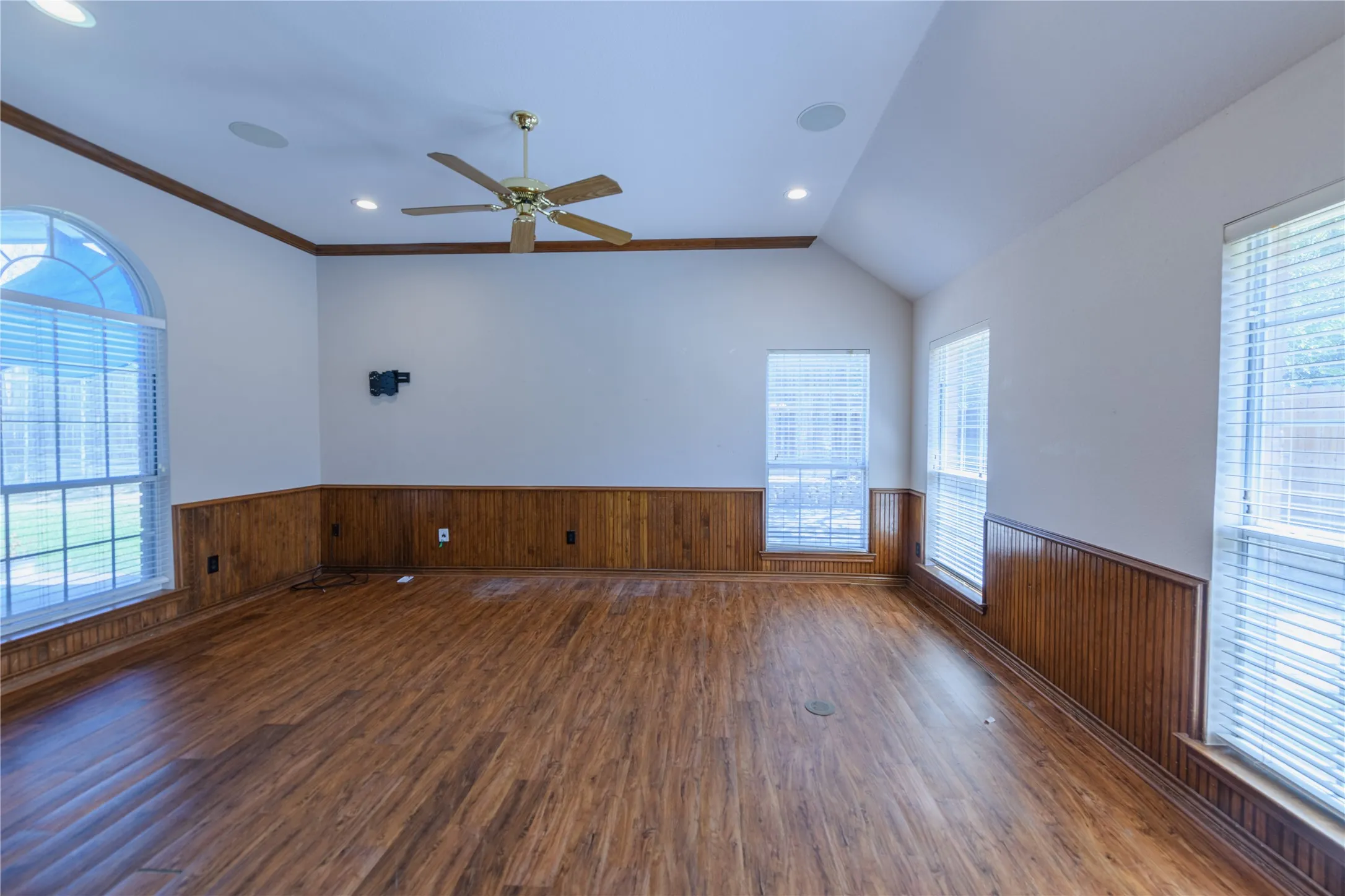 Single Family Residence For Rent in Tarrant County , 3120 Steve Drive, Hurst, Texas 76054, 3 Bedroom, 2 Bathroom, 2 Garage spaces, 2,097 Sqft, built in 1993, mls#21361796, Real Estate Agent in Hurst, Homes For Rent in Tarrant county, Homes For Rent in Hurst, Realtor in Hurst Texas, Real Estate Brokerage Independent Realty Texas, Luminita Cordes Realtor