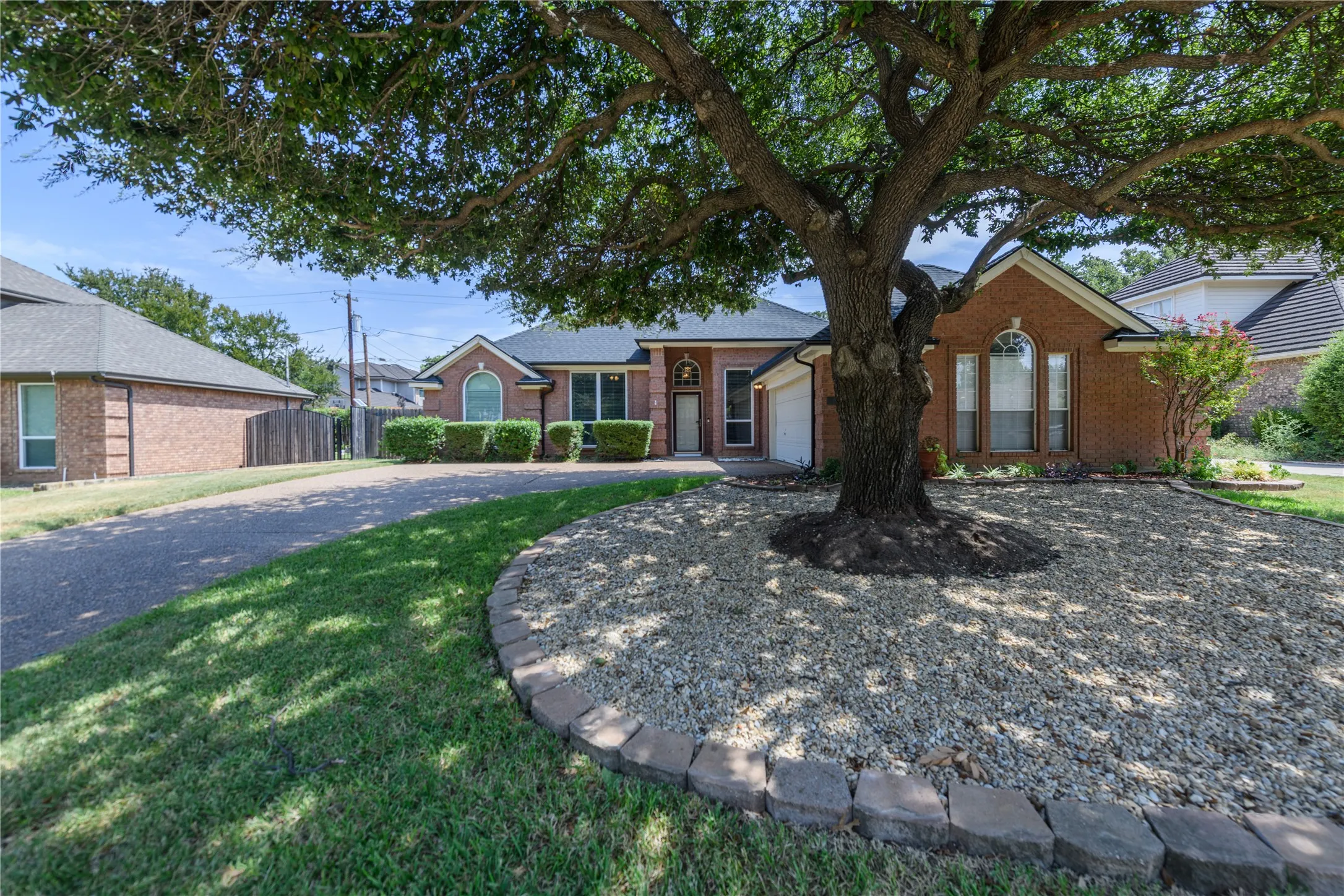 Single Family Residence For Rent in Tarrant County , 3120 Steve Drive, Hurst, Texas 76054, 3 Bedroom, 2 Bathroom, 2 Garage spaces, 2,097 Sqft, built in 1993, mls#21361796, Real Estate Agent in Hurst, Homes For Rent in Tarrant county, Homes For Rent in Hurst, Realtor in Hurst Texas, Real Estate Brokerage Independent Realty Texas, Luminita Cordes Realtor