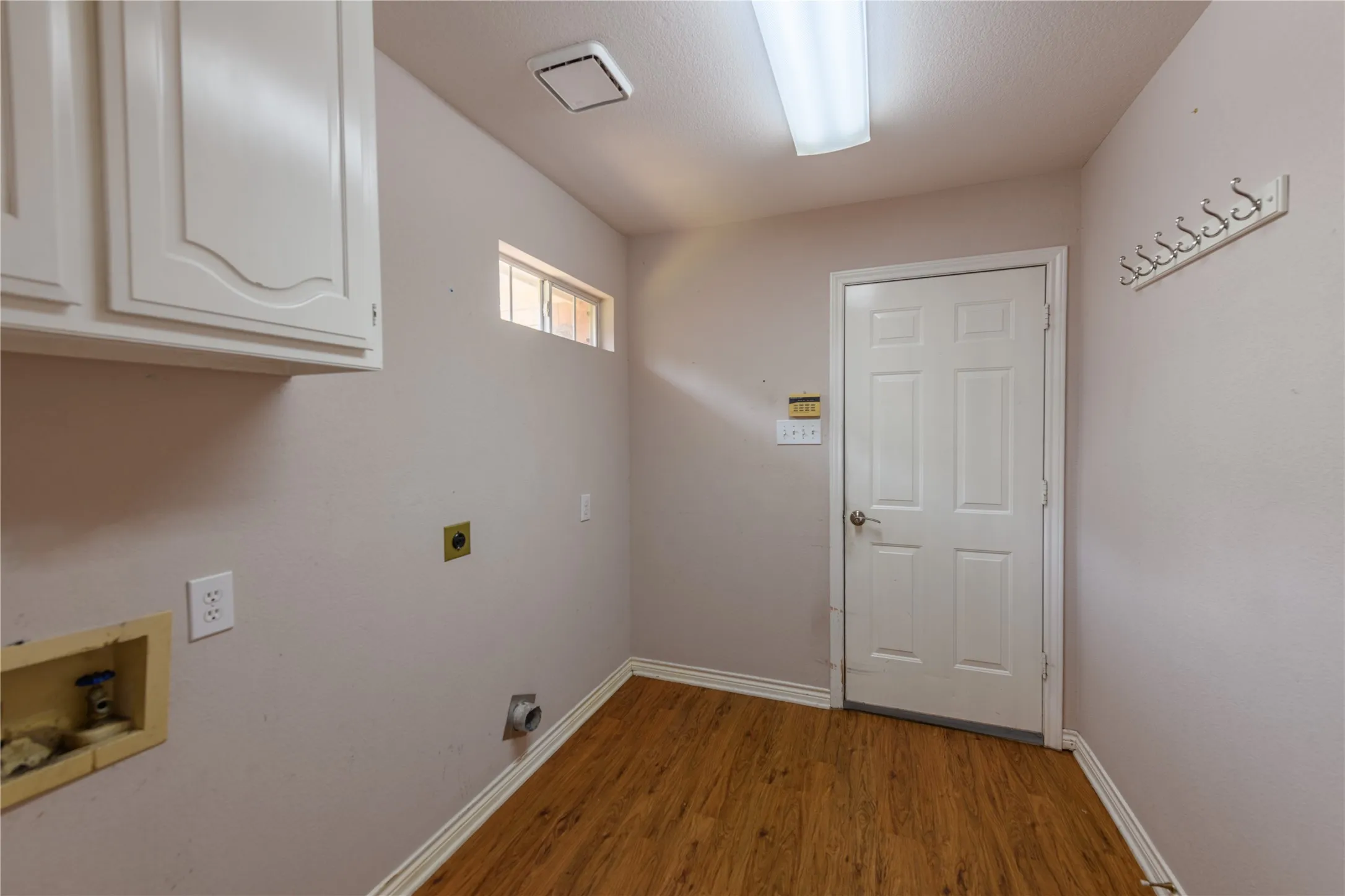 Single Family Residence For Rent in Tarrant County , 3120 Steve Drive, Hurst, Texas 76054, 3 Bedroom, 2 Bathroom, 2 Garage spaces, 2,097 Sqft, built in 1993, mls#21361796, Real Estate Agent in Hurst, Homes For Rent in Tarrant county, Homes For Rent in Hurst, Realtor in Hurst Texas, Real Estate Brokerage Independent Realty Texas, Luminita Cordes Realtor
