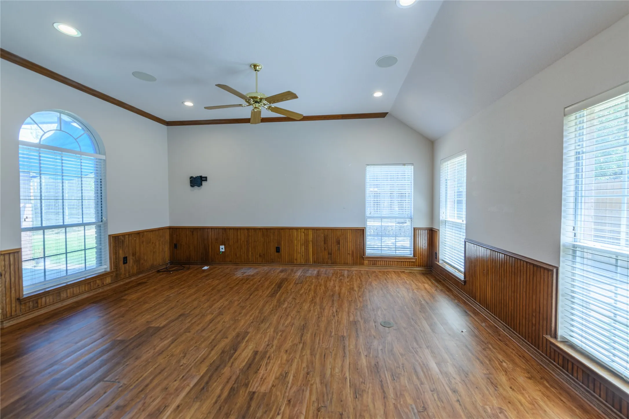 Single Family Residence For Rent in Tarrant County , 3120 Steve Drive, Hurst, Texas 76054, 3 Bedroom, 2 Bathroom, 2 Garage spaces, 2,097 Sqft, built in 1993, mls#21361796, Real Estate Agent in Hurst, Homes For Rent in Tarrant county, Homes For Rent in Hurst, Realtor in Hurst Texas, Real Estate Brokerage Independent Realty Texas, Luminita Cordes Realtor