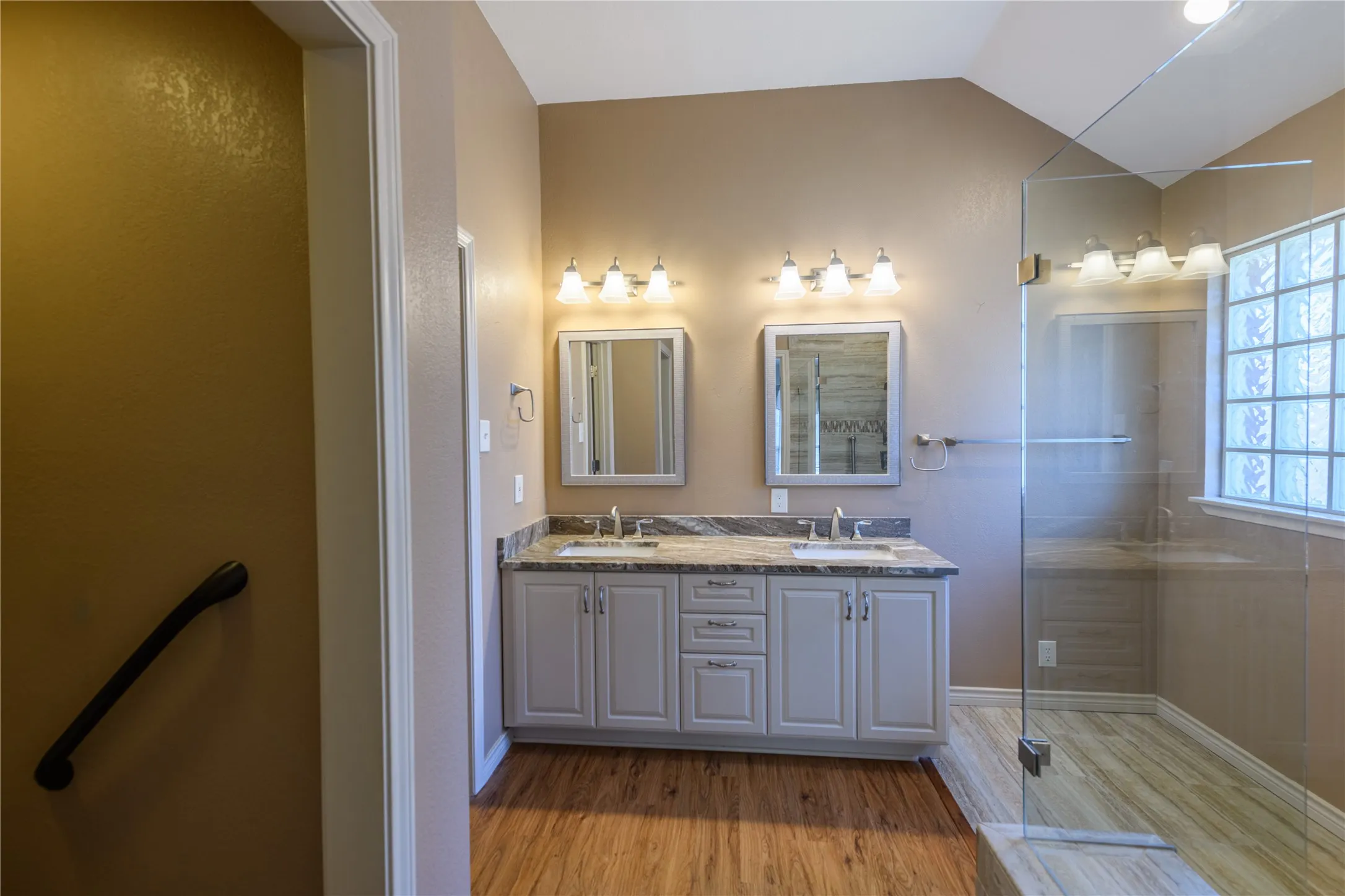 Single Family Residence For Rent in Tarrant County , 3120 Steve Drive, Hurst, Texas 76054, 3 Bedroom, 2 Bathroom, 2 Garage spaces, 2,097 Sqft, built in 1993, mls#21361796, Real Estate Agent in Hurst, Homes For Rent in Tarrant county, Homes For Rent in Hurst, Realtor in Hurst Texas, Real Estate Brokerage Independent Realty Texas, Luminita Cordes Realtor