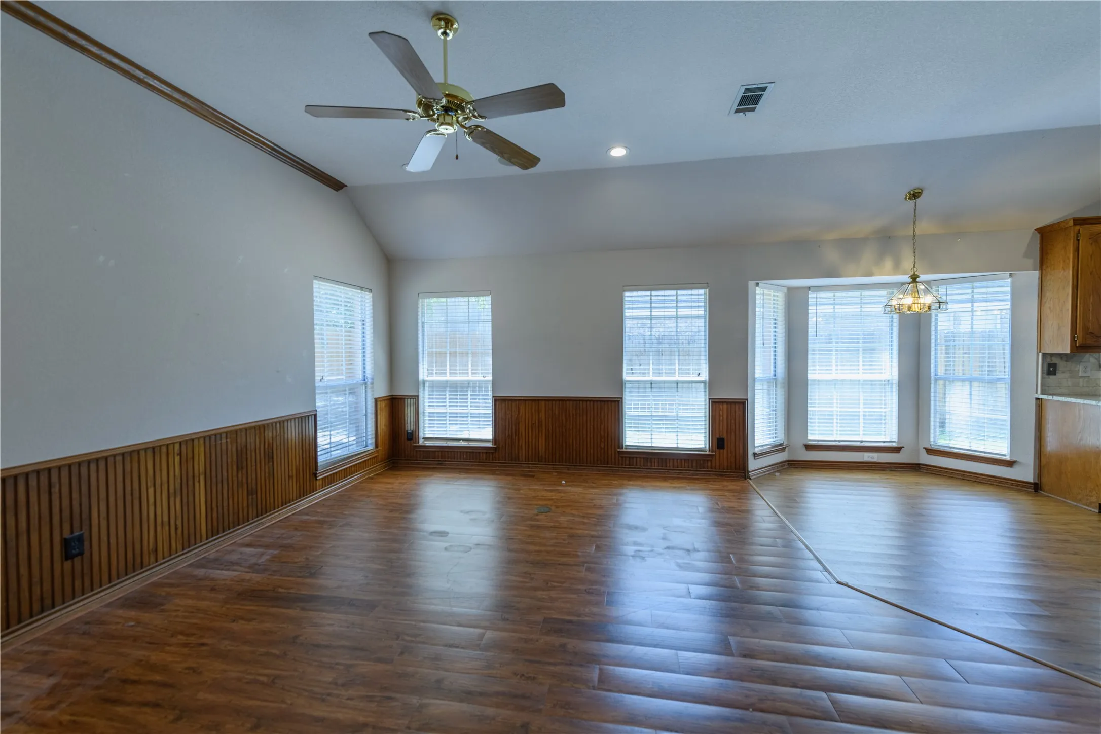 Single Family Residence For Rent in Tarrant County , 3120 Steve Drive, Hurst, Texas 76054, 3 Bedroom, 2 Bathroom, 2 Garage spaces, 2,097 Sqft, built in 1993, mls#21361796, Real Estate Agent in Hurst, Homes For Rent in Tarrant county, Homes For Rent in Hurst, Realtor in Hurst Texas, Real Estate Brokerage Independent Realty Texas, Luminita Cordes Realtor