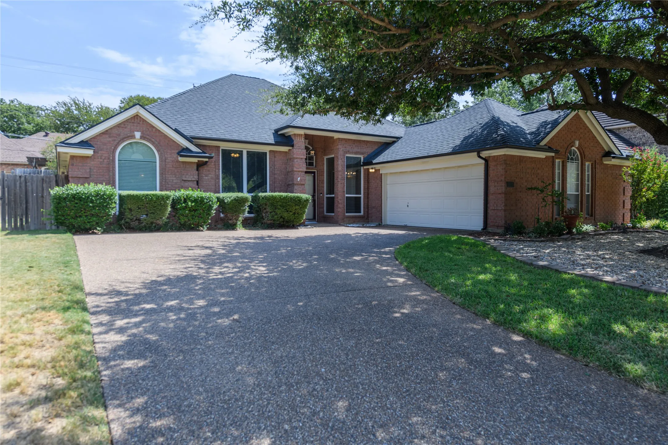 Single Family Residence For Rent in Tarrant County , 3120 Steve Drive, Hurst, Texas 76054, 3 Bedroom, 2 Bathroom, 2 Garage spaces, 2,097 Sqft, built in 1993, mls#21361796, Real Estate Agent in Hurst, Homes For Rent in Tarrant county, Homes For Rent in Hurst, Realtor in Hurst Texas, Real Estate Brokerage Independent Realty Texas, Luminita Cordes Realtor