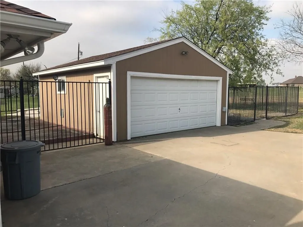 Single Family Residence For Rent in Denton County , 803 N Fm 156, Ponder, Texas 76259, 3 Bedroom, 1 Bathroom, 2 Garage spaces, 1,350 Sqft, built in 1992, Price $1,750, mls#21361844, Real Estate Agent in Ponder, Homes For Rent in Denton county, Homes For Rent in Ponder, Realtor in Ponder Texas, Real Estate Brokerage Independent Realty Texas, Luminita Cordes Realtor