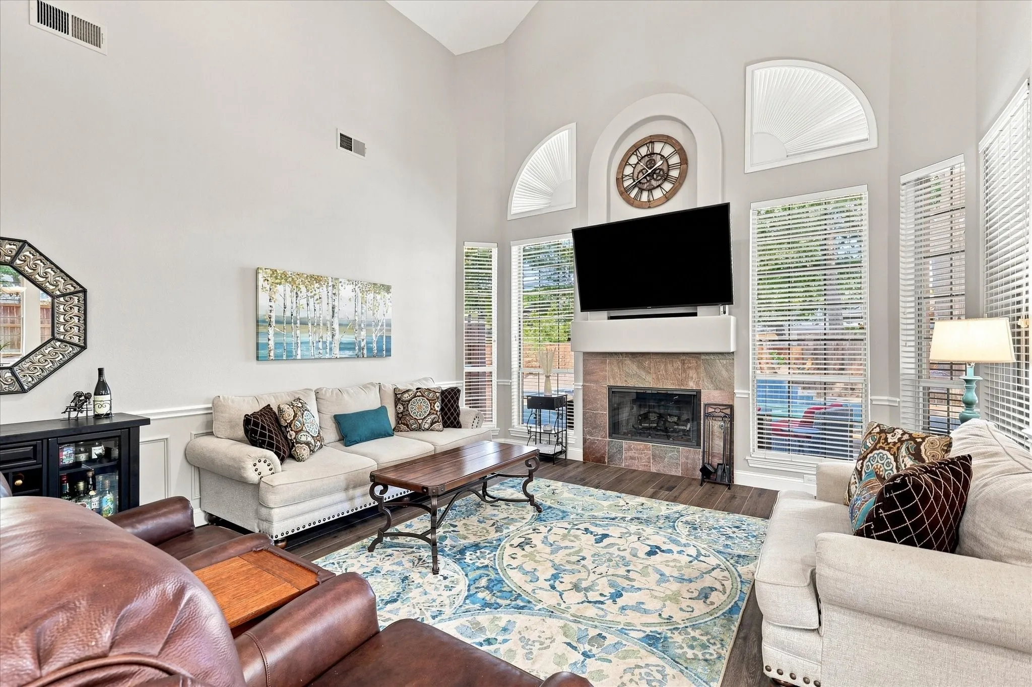 Soaring ceilings & floor to ceiling windows in the main living area