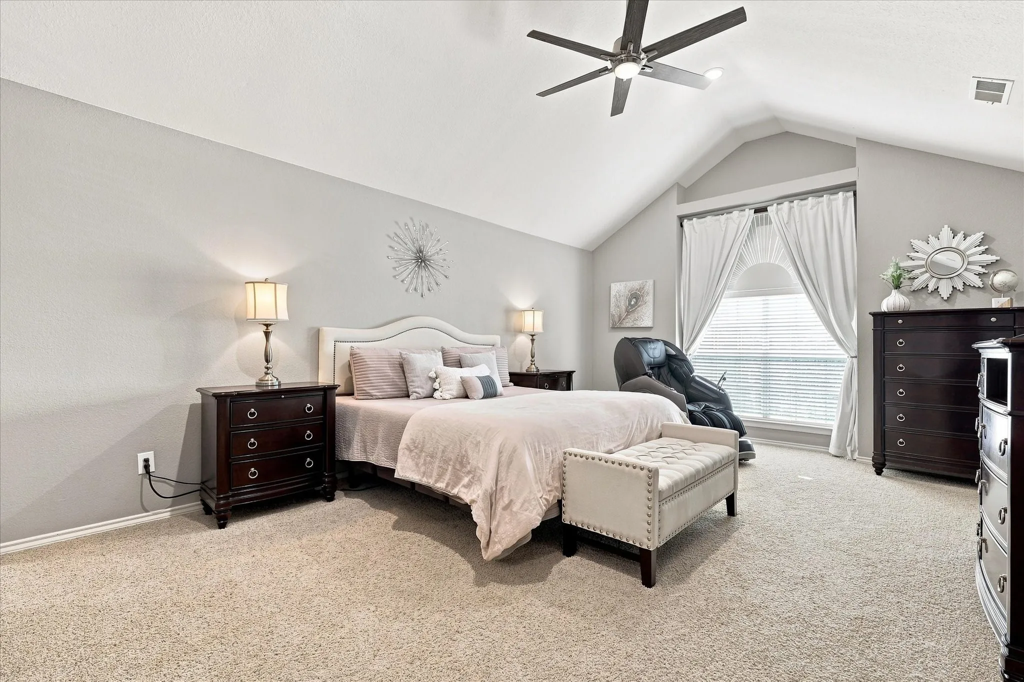 Spacious primary w/ vaulted ceilings