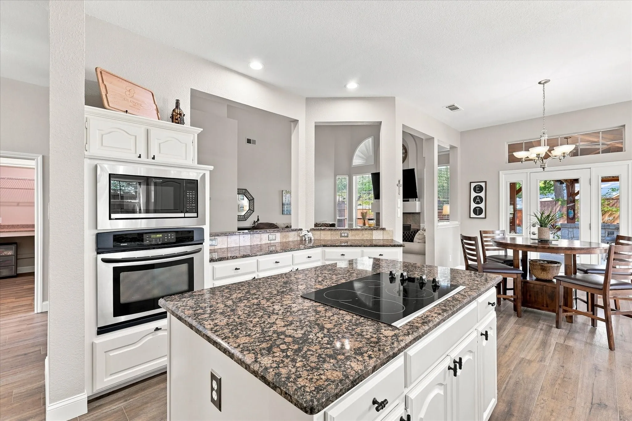 Stainless steel appliances & a breakfast bar!