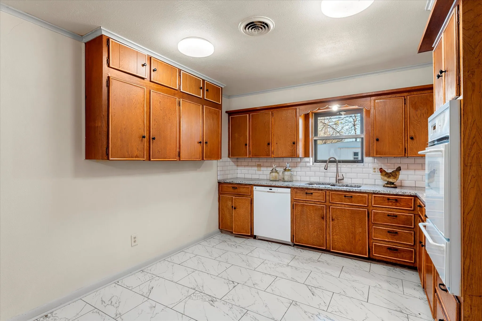 Single Family Residence For Sale in Navarro County , 601 N 38TH Street, Corsicana, Texas 75110, 4 Bedroom, 2 Bathroom, 2 Garage spaces, 2,200 Sqft, built in 1970, Price $259,900, mls#21361711, Real Estate Agent in Corsicana, Homes For Sale in Navarro county, Homes For Sale in Corsicana, Realtor in Corsicana Texas, Real Estate Brokerage Independent Realty Texas, Luminita Cordes Realtor