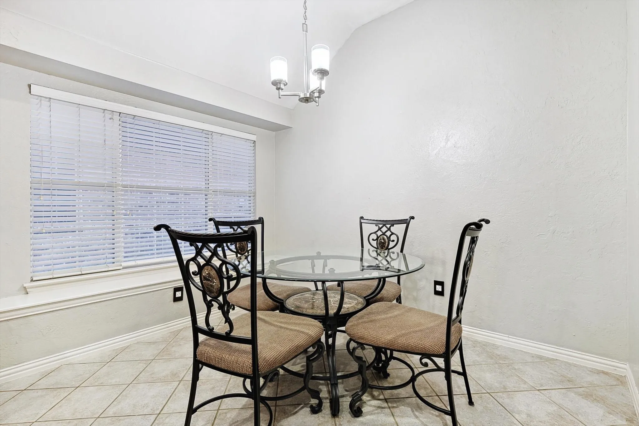 Single Family Residence For Rent in Denton County , 1000 Noble Avenue, Lantana, Texas 76226, 4 Bedroom, 2 Bathroom, 2 Garage spaces, 2,127 Sqft, built in 2002, mls#21356763, Real Estate Agent in Lantana, Homes For Rent in Denton county, Homes For Rent in Lantana, Realtor in Lantana Texas, Real Estate Brokerage Independent Realty Texas, Luminita Cordes Realtor
