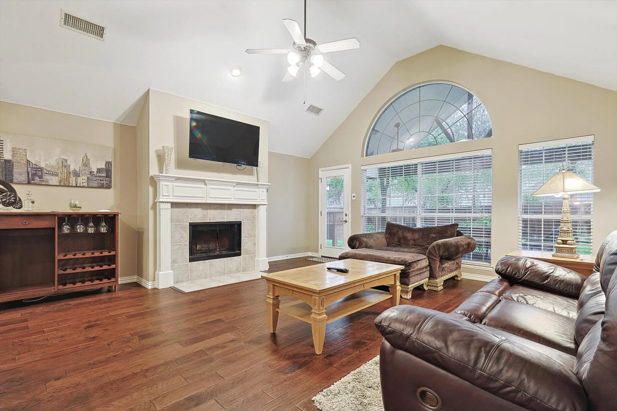 Single Family Residence For Rent in Denton County , 1000 Noble Avenue, Lantana, Texas 76226, 4 Bedroom, 2 Bathroom, 2 Garage spaces, 2,127 Sqft, built in 2002, mls#21356763, Real Estate Agent in Lantana, Homes For Rent in Denton county, Homes For Rent in Lantana, Realtor in Lantana Texas, Real Estate Brokerage Independent Realty Texas, Luminita Cordes Realtor