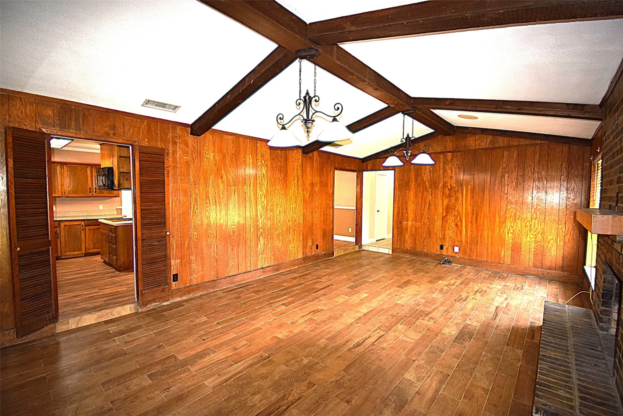 Single Family Residence For Sale in Kaufman County , 719 Bowie Street, Forney, Texas 75126, 4 Bedroom, 2 Bathroom, Garage spaces, 2,105 Sqft, built in 1983, mls#21361849, Real Estate Agent in Forney, Homes For Sale in Kaufman county, Homes For Sale in Forney, Realtor in Forney Texas, Real Estate Brokerage Independent Realty Texas, Luminita Cordes Realtor