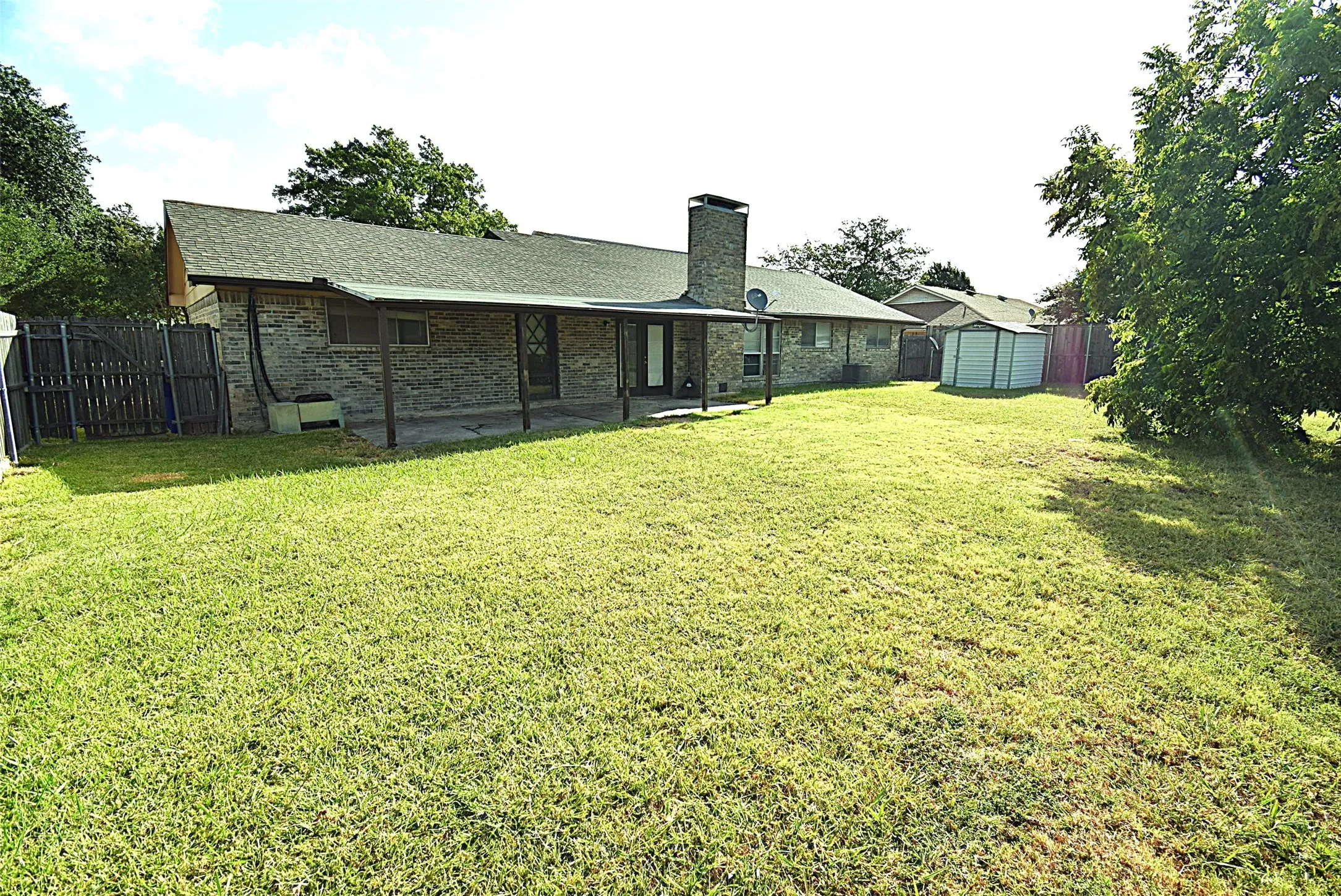 Single Family Residence For Sale in Kaufman County , 719 Bowie Street, Forney, Texas 75126, 4 Bedroom, 2 Bathroom, Garage spaces, 2,105 Sqft, built in 1983, mls#21361849, Real Estate Agent in Forney, Homes For Sale in Kaufman county, Homes For Sale in Forney, Realtor in Forney Texas, Real Estate Brokerage Independent Realty Texas, Luminita Cordes Realtor