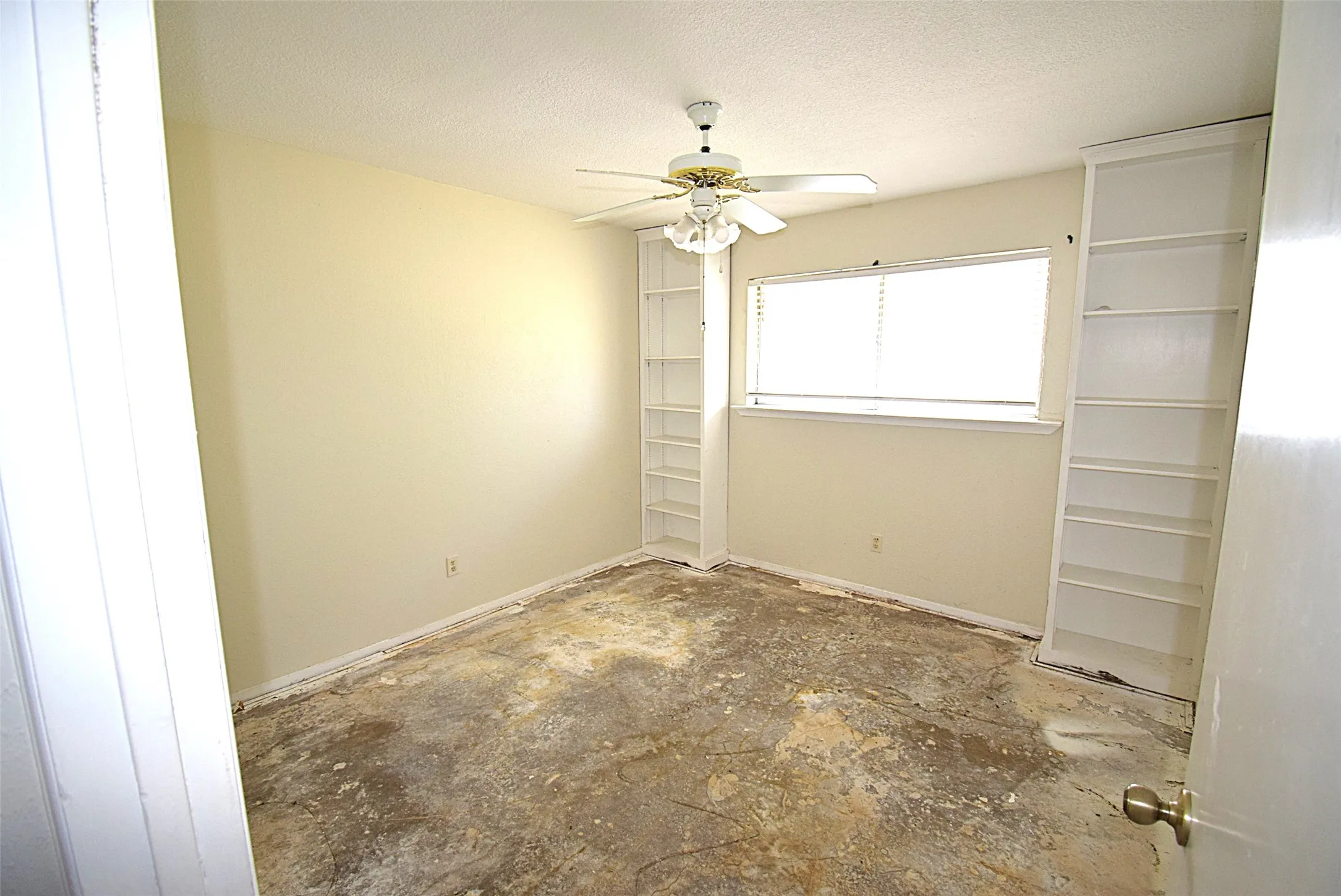 Single Family Residence For Sale in Kaufman County , 719 Bowie Street, Forney, Texas 75126, 4 Bedroom, 2 Bathroom, Garage spaces, 2,105 Sqft, built in 1983, mls#21361849, Real Estate Agent in Forney, Homes For Sale in Kaufman county, Homes For Sale in Forney, Realtor in Forney Texas, Real Estate Brokerage Independent Realty Texas, Luminita Cordes Realtor