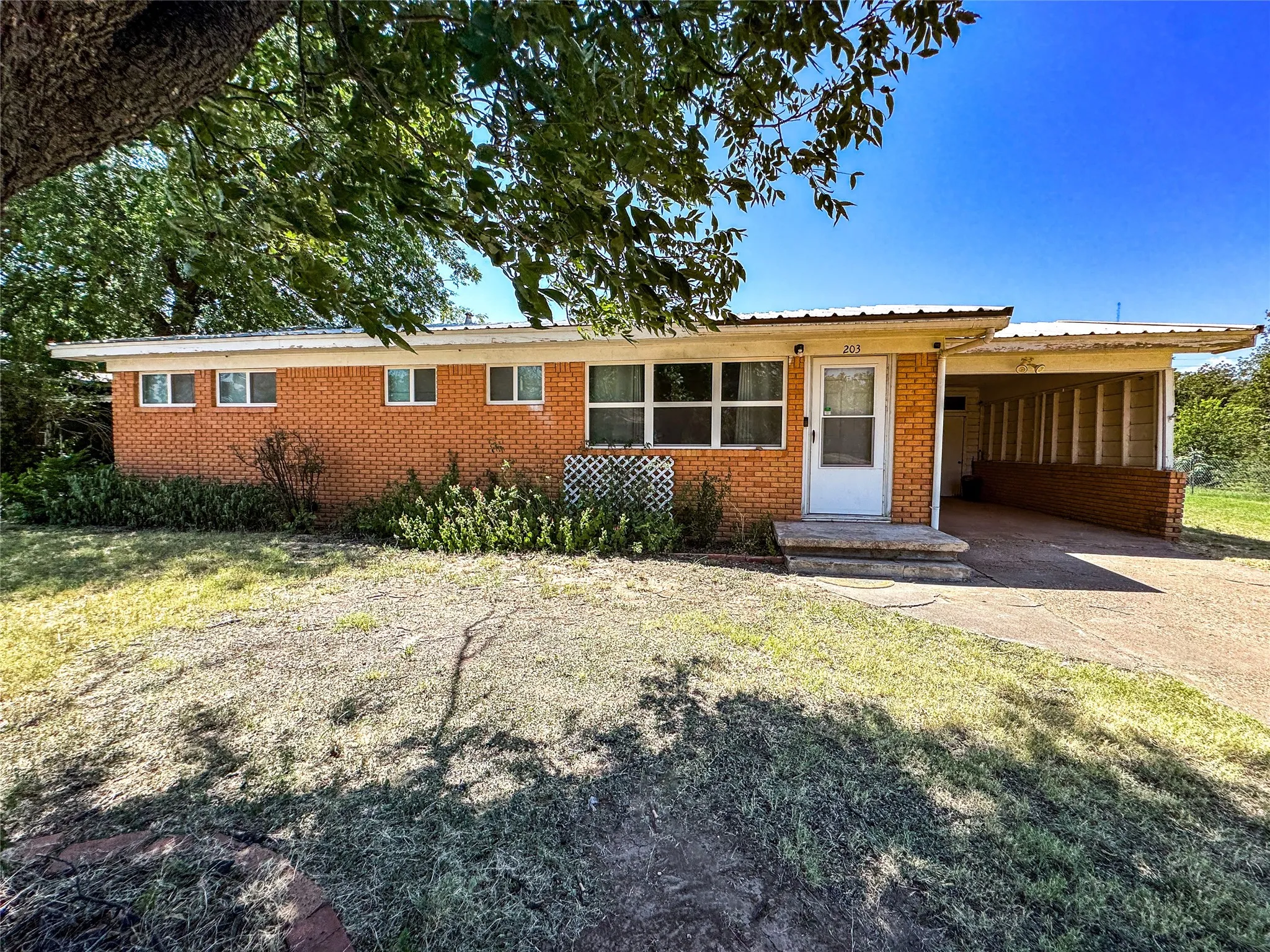 Single Family Residence For Sale in Haskell County , 203 N Avenue M, Haskell, Texas 79521, 3 Bedroom, 1 Bathroom, Garage spaces, 1,218 Sqft, built in 1960, Price $179,900, mls#21359182, Real Estate Agent in Haskell, Homes For Sale in Haskell county, Homes For Sale in Haskell, Realtor in Haskell Texas, Real Estate Brokerage Independent Realty Texas, Luminita Cordes Realtor
