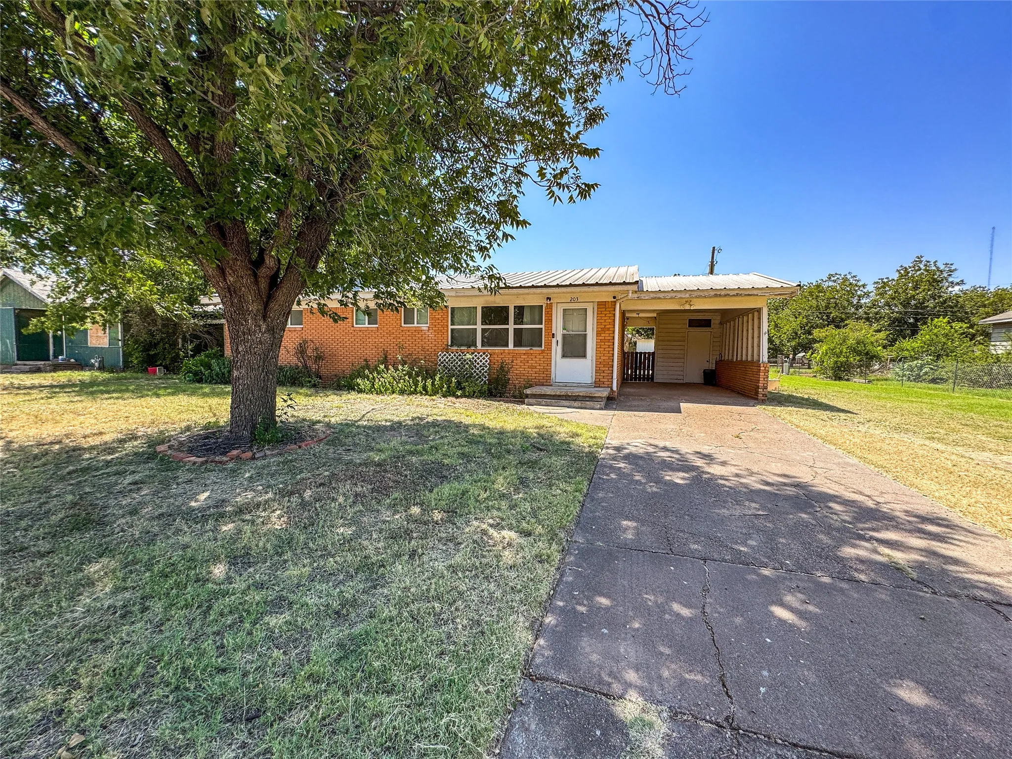 Single Family Residence For Sale in Haskell County , 203 N Avenue M, Haskell, Texas 79521, 3 Bedroom, 1 Bathroom, Garage spaces, 1,218 Sqft, built in 1960, Price $179,900, mls#21359182, Real Estate Agent in Haskell, Homes For Sale in Haskell county, Homes For Sale in Haskell, Realtor in Haskell Texas, Real Estate Brokerage Independent Realty Texas, Luminita Cordes Realtor