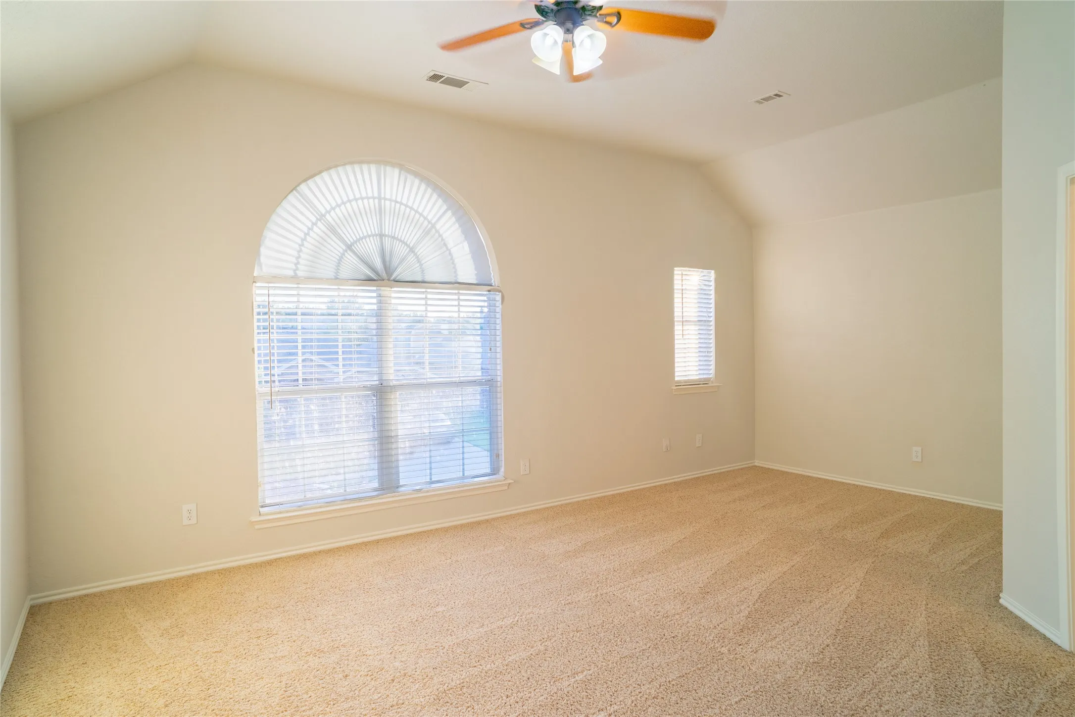 Single Family Residence For Rent in Tarrant County , 6100 Horse Trap Drive, Fort Worth, Texas 76179, 3 Bedroom, 3 Bathroom, 2 Garage spaces, 2,452 Sqft, built in 2005, mls#21335361, Real Estate Agent in Fort Worth, Homes For Rent in Tarrant county, Homes For Rent in Fort Worth, Realtor in Fort Worth Texas, Real Estate Brokerage Independent Realty Texas, Luminita Cordes Realtor
