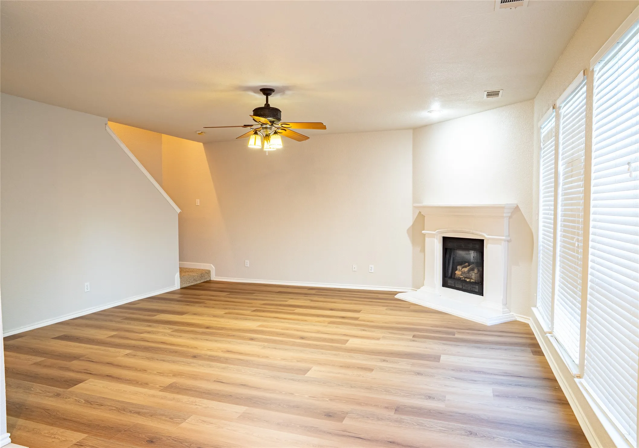 Single Family Residence For Rent in Tarrant County , 6100 Horse Trap Drive, Fort Worth, Texas 76179, 3 Bedroom, 3 Bathroom, 2 Garage spaces, 2,452 Sqft, built in 2005, mls#21335361, Real Estate Agent in Fort Worth, Homes For Rent in Tarrant county, Homes For Rent in Fort Worth, Realtor in Fort Worth Texas, Real Estate Brokerage Independent Realty Texas, Luminita Cordes Realtor