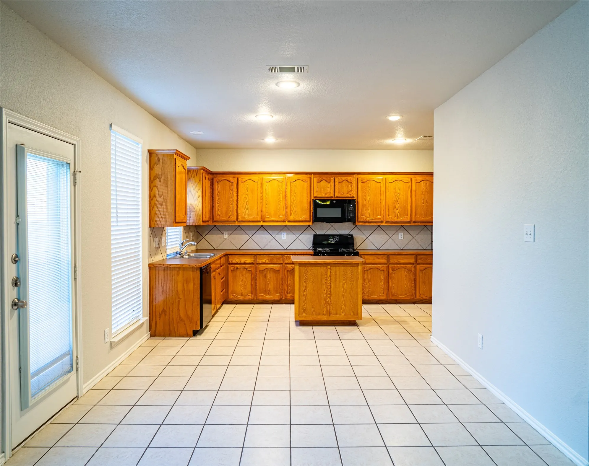 Single Family Residence For Rent in Tarrant County , 6100 Horse Trap Drive, Fort Worth, Texas 76179, 3 Bedroom, 3 Bathroom, 2 Garage spaces, 2,452 Sqft, built in 2005, mls#21335361, Real Estate Agent in Fort Worth, Homes For Rent in Tarrant county, Homes For Rent in Fort Worth, Realtor in Fort Worth Texas, Real Estate Brokerage Independent Realty Texas, Luminita Cordes Realtor