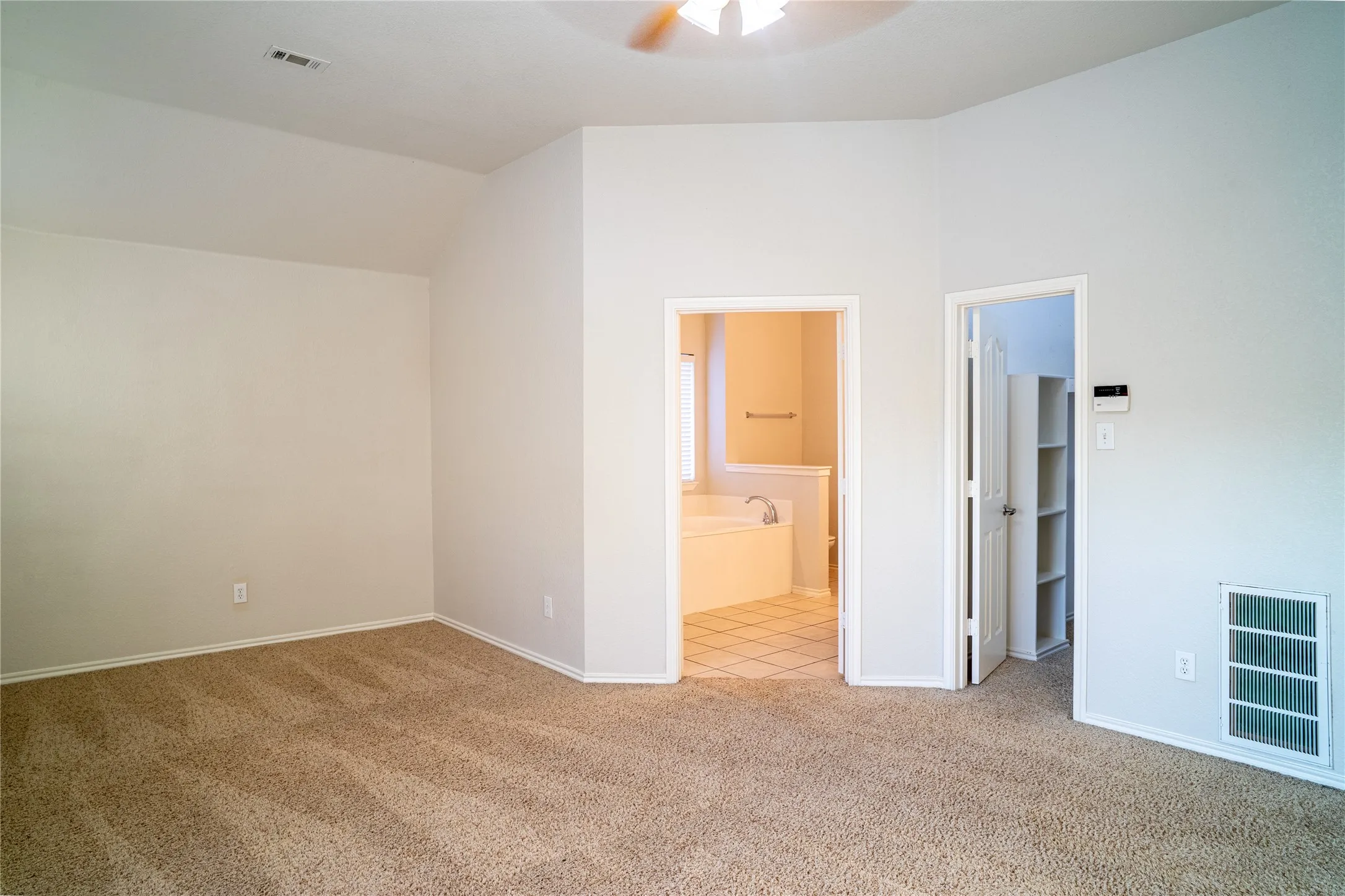Single Family Residence For Rent in Tarrant County , 6100 Horse Trap Drive, Fort Worth, Texas 76179, 3 Bedroom, 3 Bathroom, 2 Garage spaces, 2,452 Sqft, built in 2005, mls#21335361, Real Estate Agent in Fort Worth, Homes For Rent in Tarrant county, Homes For Rent in Fort Worth, Realtor in Fort Worth Texas, Real Estate Brokerage Independent Realty Texas, Luminita Cordes Realtor