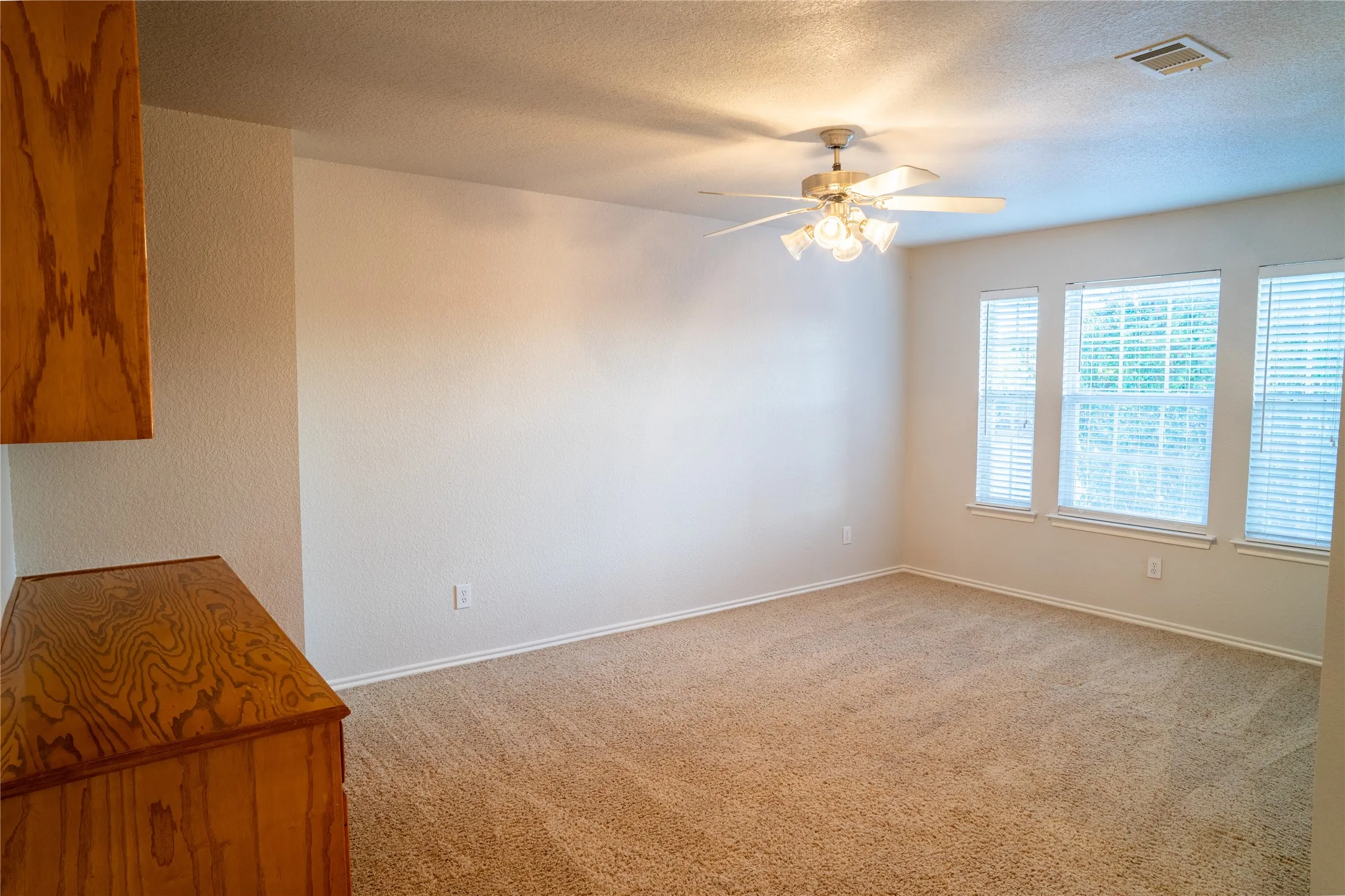 Single Family Residence For Rent in Tarrant County , 6100 Horse Trap Drive, Fort Worth, Texas 76179, 3 Bedroom, 3 Bathroom, 2 Garage spaces, 2,452 Sqft, built in 2005, mls#21335361, Real Estate Agent in Fort Worth, Homes For Rent in Tarrant county, Homes For Rent in Fort Worth, Realtor in Fort Worth Texas, Real Estate Brokerage Independent Realty Texas, Luminita Cordes Realtor