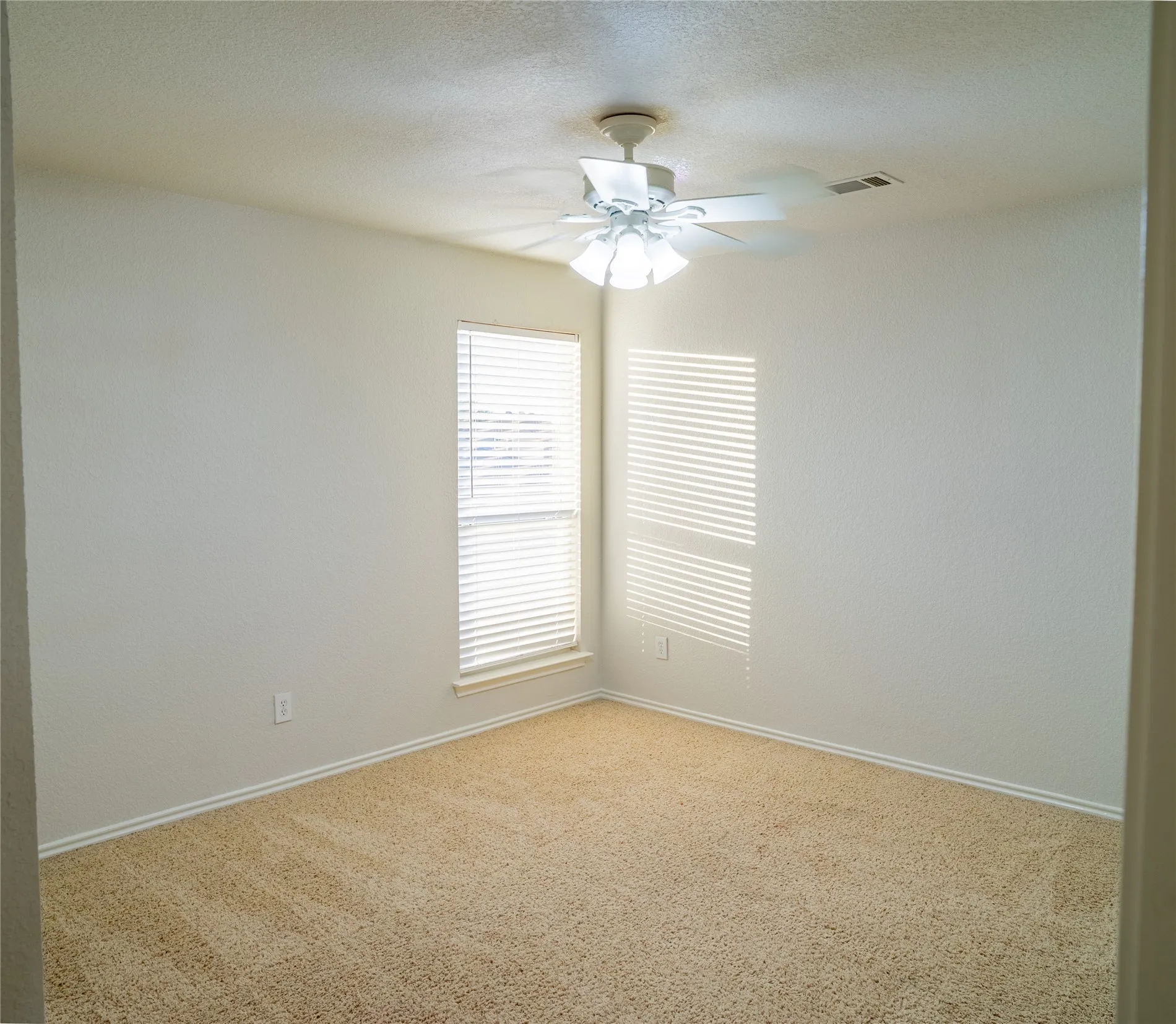 Single Family Residence For Rent in Tarrant County , 6100 Horse Trap Drive, Fort Worth, Texas 76179, 3 Bedroom, 3 Bathroom, 2 Garage spaces, 2,452 Sqft, built in 2005, mls#21335361, Real Estate Agent in Fort Worth, Homes For Rent in Tarrant county, Homes For Rent in Fort Worth, Realtor in Fort Worth Texas, Real Estate Brokerage Independent Realty Texas, Luminita Cordes Realtor