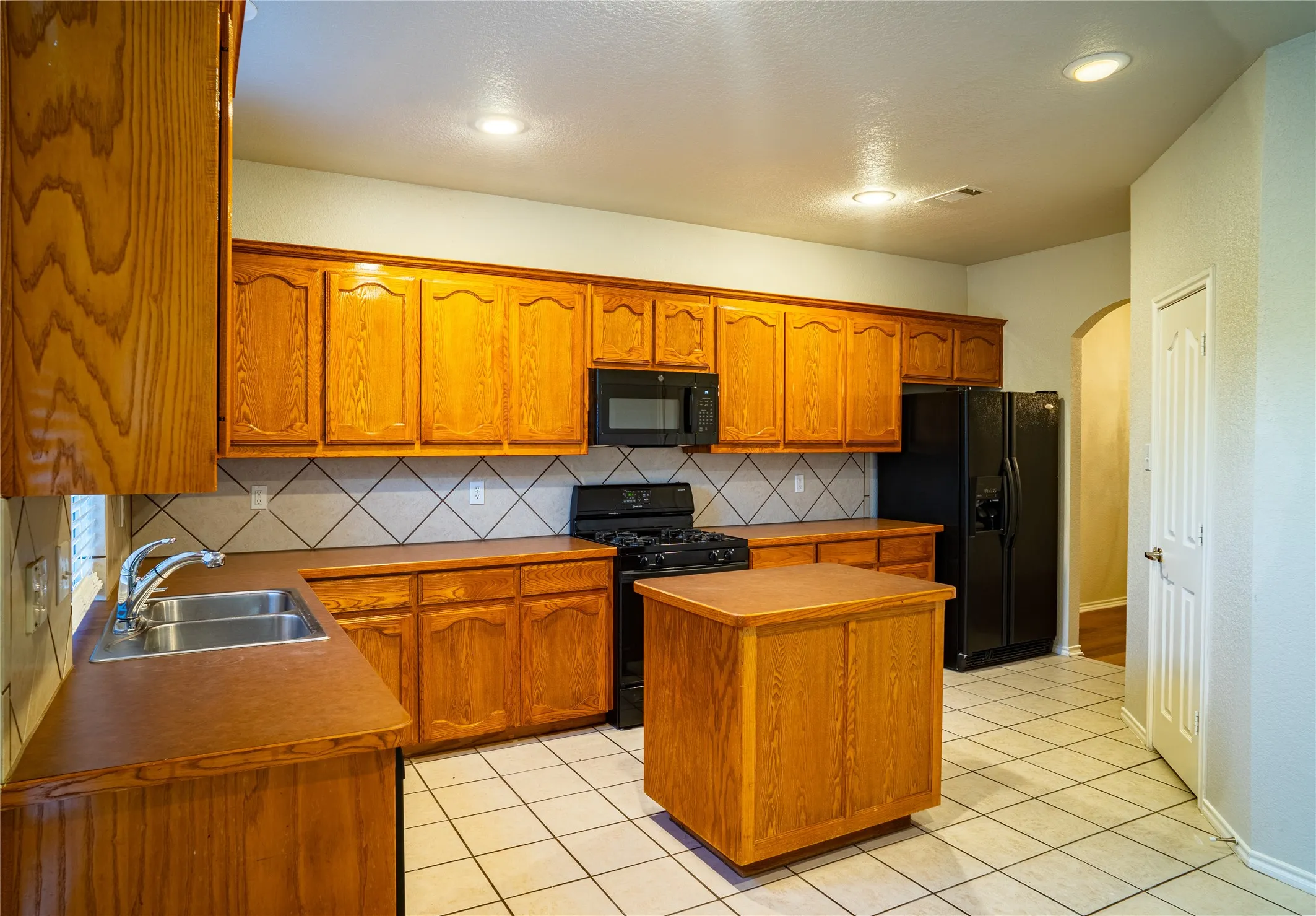 Single Family Residence For Rent in Tarrant County , 6100 Horse Trap Drive, Fort Worth, Texas 76179, 3 Bedroom, 3 Bathroom, 2 Garage spaces, 2,452 Sqft, built in 2005, mls#21335361, Real Estate Agent in Fort Worth, Homes For Rent in Tarrant county, Homes For Rent in Fort Worth, Realtor in Fort Worth Texas, Real Estate Brokerage Independent Realty Texas, Luminita Cordes Realtor
