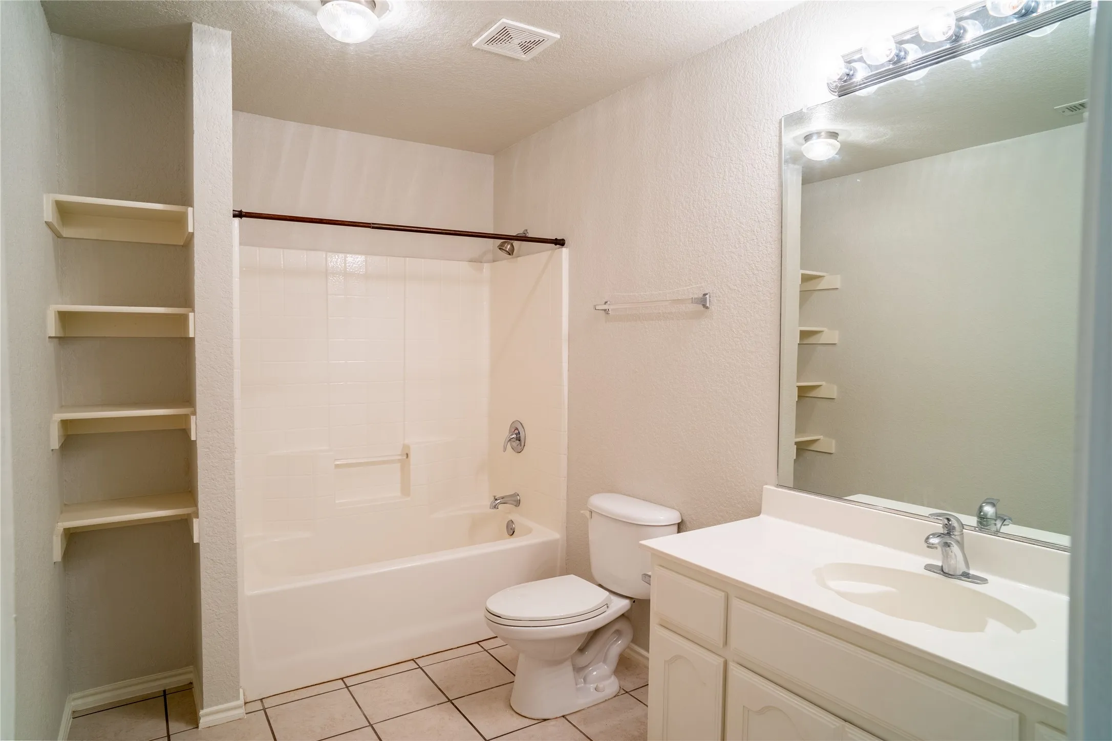 Single Family Residence For Rent in Tarrant County , 6100 Horse Trap Drive, Fort Worth, Texas 76179, 3 Bedroom, 3 Bathroom, 2 Garage spaces, 2,452 Sqft, built in 2005, mls#21335361, Real Estate Agent in Fort Worth, Homes For Rent in Tarrant county, Homes For Rent in Fort Worth, Realtor in Fort Worth Texas, Real Estate Brokerage Independent Realty Texas, Luminita Cordes Realtor