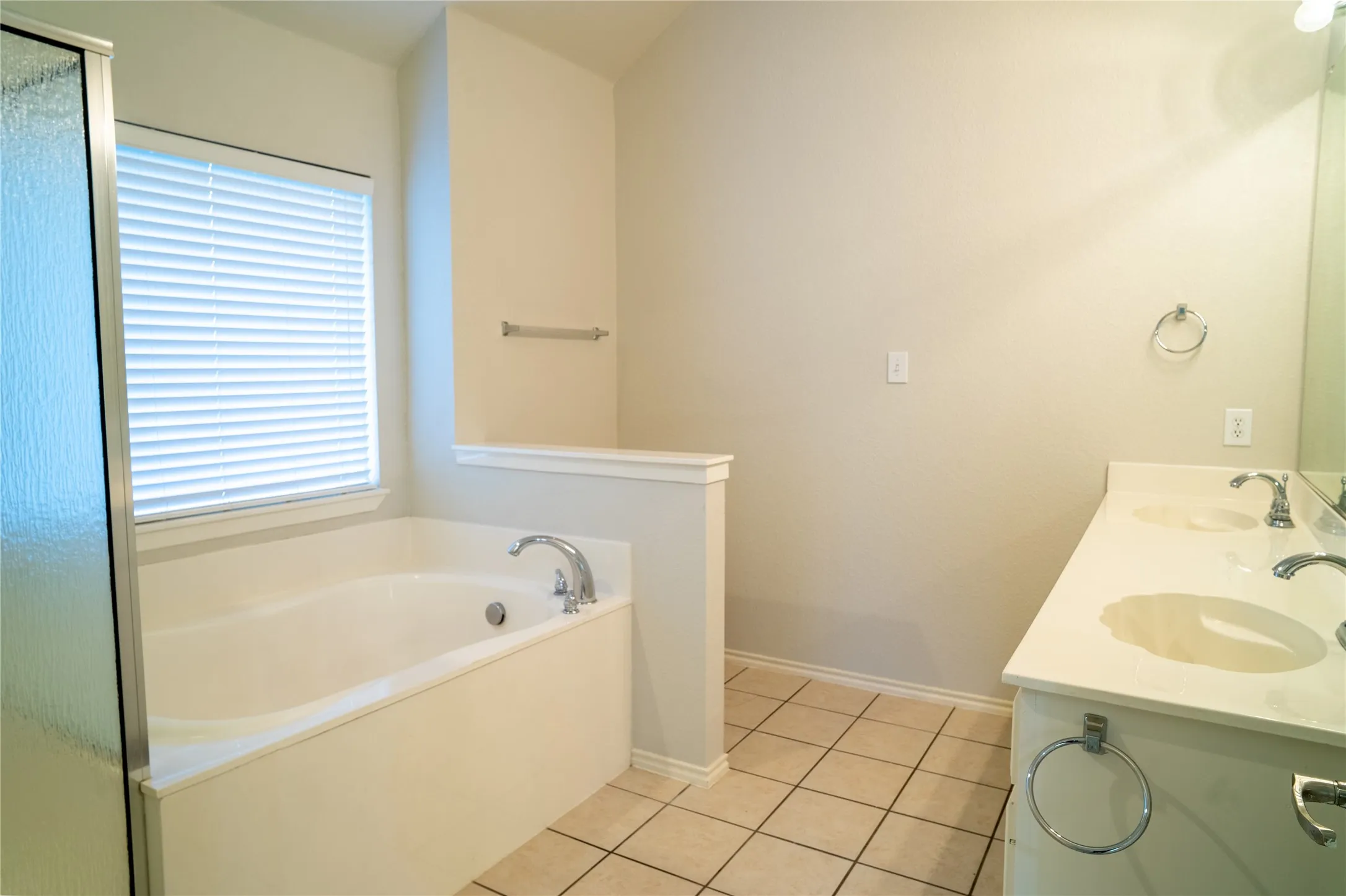 Single Family Residence For Rent in Tarrant County , 6100 Horse Trap Drive, Fort Worth, Texas 76179, 3 Bedroom, 3 Bathroom, 2 Garage spaces, 2,452 Sqft, built in 2005, mls#21335361, Real Estate Agent in Fort Worth, Homes For Rent in Tarrant county, Homes For Rent in Fort Worth, Realtor in Fort Worth Texas, Real Estate Brokerage Independent Realty Texas, Luminita Cordes Realtor