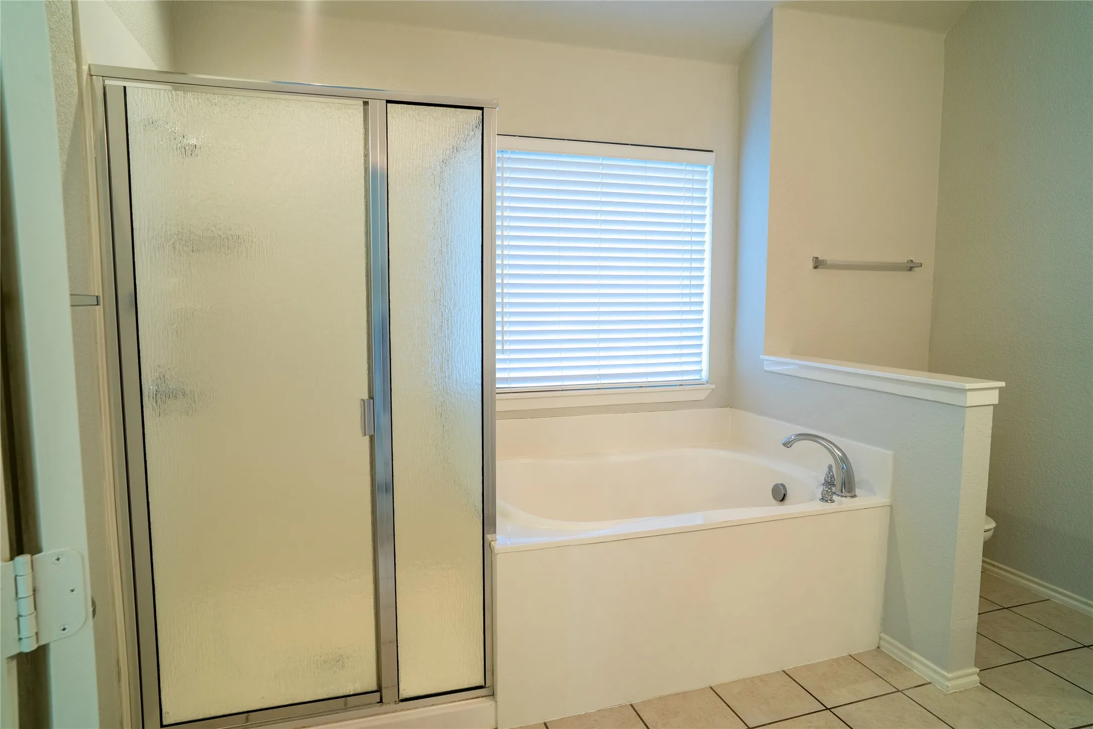 Single Family Residence For Rent in Tarrant County , 6100 Horse Trap Drive, Fort Worth, Texas 76179, 3 Bedroom, 3 Bathroom, 2 Garage spaces, 2,452 Sqft, built in 2005, mls#21335361, Real Estate Agent in Fort Worth, Homes For Rent in Tarrant county, Homes For Rent in Fort Worth, Realtor in Fort Worth Texas, Real Estate Brokerage Independent Realty Texas, Luminita Cordes Realtor