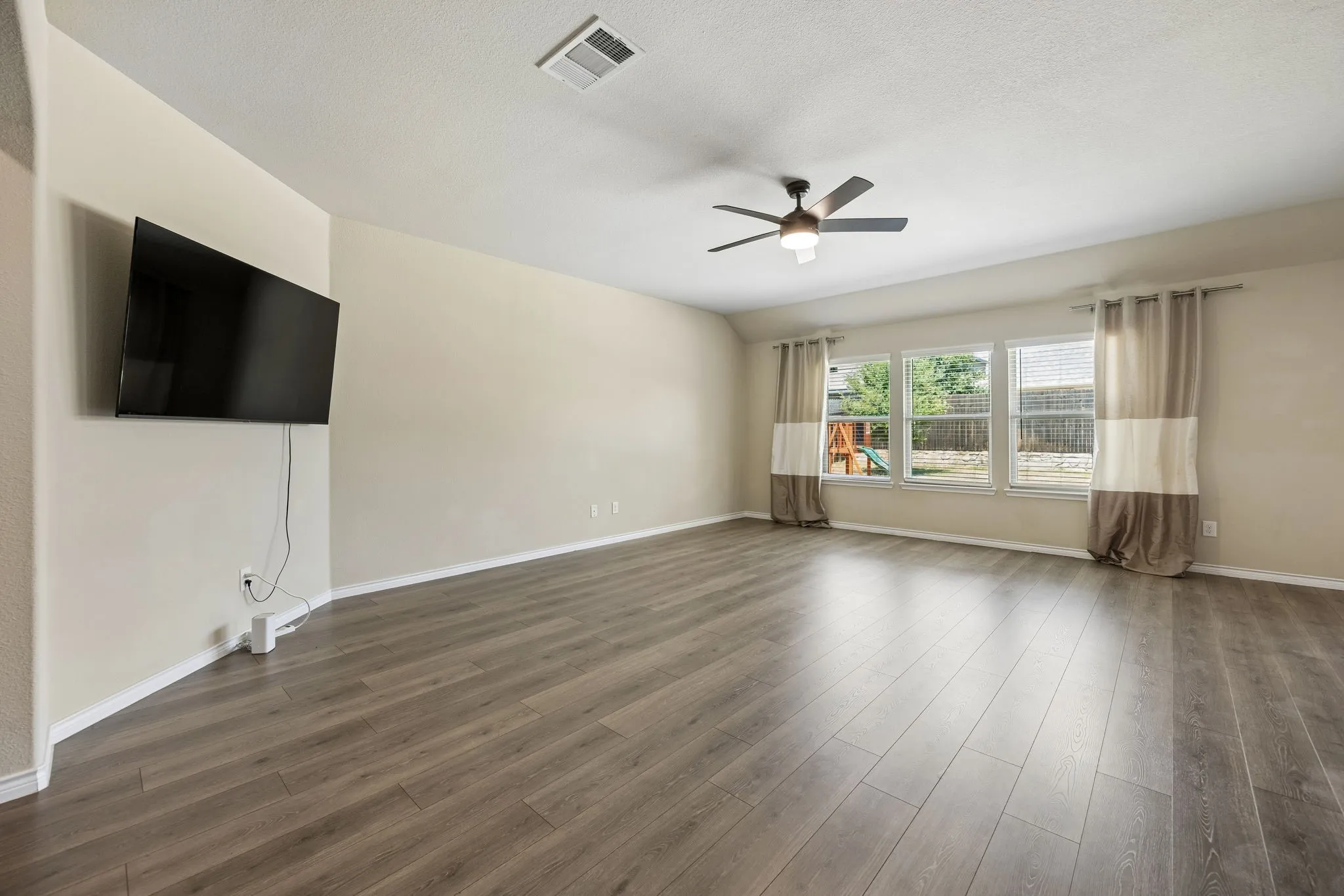 Single Family Residence For Sale in Denton County , 3016 Frio Road, Little Elm, Texas 75068, 3 Bedroom, 2 Bathroom, 2 Garage spaces, 1,705 Sqft, built in 2020, mls#21361614, Real Estate Agent in Little Elm, Homes For Sale in Denton county, Homes For Sale in Little Elm, Realtor in Little Elm Texas, Real Estate Brokerage Independent Realty Texas, Luminita Cordes Realtor
