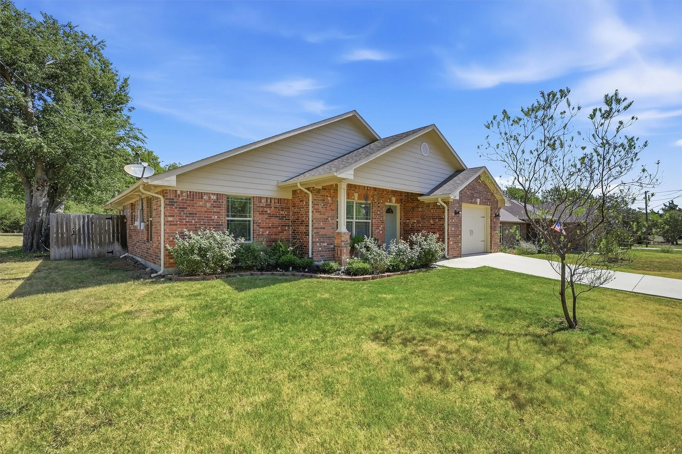 Single Family Residence For Sale in Grayson County , 305 E Bonham, Tom Bean, Texas 75489, 3 Bedroom, 2 Bathroom, 1 Garage spaces, 1,600 Sqft, built in 2017, mls#21361552, Real Estate Agent in Tom Bean, Homes For Sale in Grayson county, Homes For Sale in Tom Bean, Realtor in Tom Bean Texas, Real Estate Brokerage Independent Realty Texas, Luminita Cordes Realtor