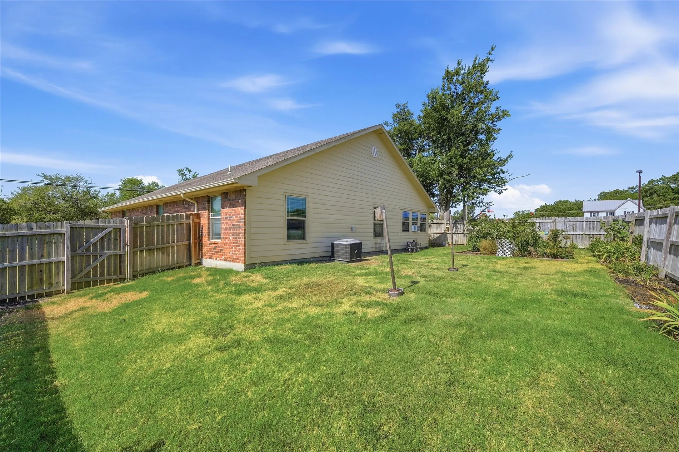 Single Family Residence For Sale in Grayson County , 305 E Bonham, Tom Bean, Texas 75489, 3 Bedroom, 2 Bathroom, 1 Garage spaces, 1,600 Sqft, built in 2017, mls#21361552, Real Estate Agent in Tom Bean, Homes For Sale in Grayson county, Homes For Sale in Tom Bean, Realtor in Tom Bean Texas, Real Estate Brokerage Independent Realty Texas, Luminita Cordes Realtor