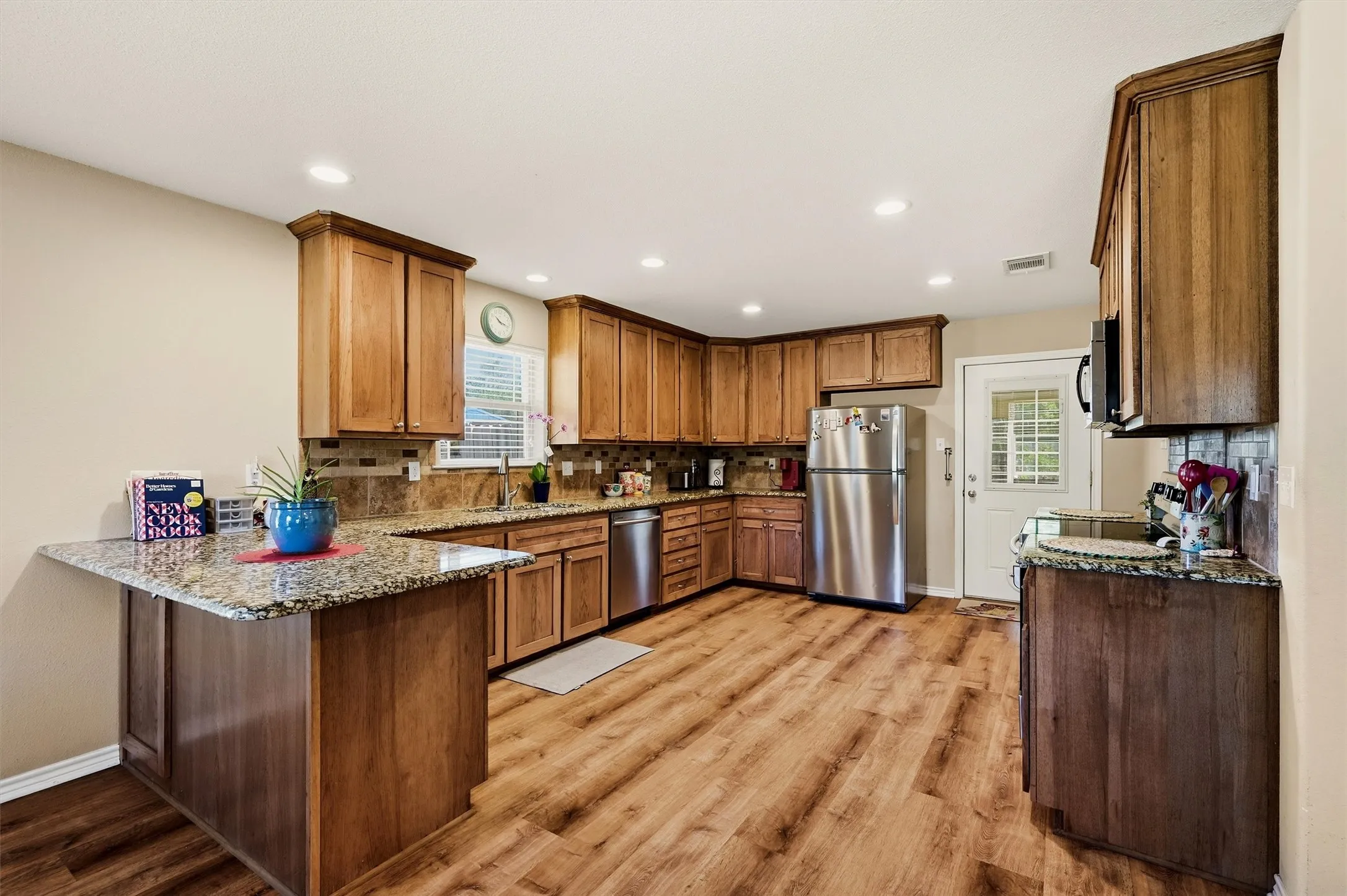 Single Family Residence For Sale in Grayson County , 305 E Bonham, Tom Bean, Texas 75489, 3 Bedroom, 2 Bathroom, 1 Garage spaces, 1,600 Sqft, built in 2017, mls#21361552, Real Estate Agent in Tom Bean, Homes For Sale in Grayson county, Homes For Sale in Tom Bean, Realtor in Tom Bean Texas, Real Estate Brokerage Independent Realty Texas, Luminita Cordes Realtor
