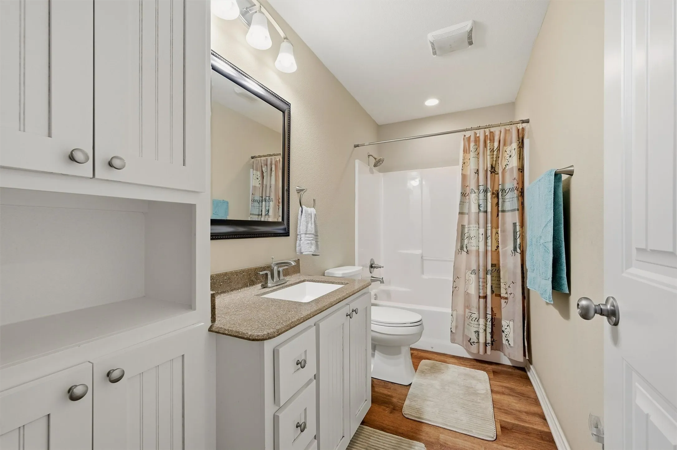 Single Family Residence For Sale in Grayson County , 305 E Bonham, Tom Bean, Texas 75489, 3 Bedroom, 2 Bathroom, 1 Garage spaces, 1,600 Sqft, built in 2017, mls#21361552, Real Estate Agent in Tom Bean, Homes For Sale in Grayson county, Homes For Sale in Tom Bean, Realtor in Tom Bean Texas, Real Estate Brokerage Independent Realty Texas, Luminita Cordes Realtor