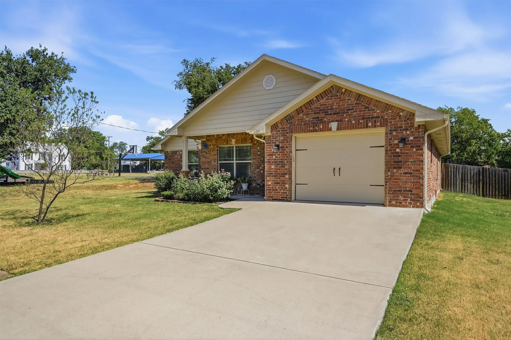 Single Family Residence For Sale in Grayson County , 305 E Bonham, Tom Bean, Texas 75489, 3 Bedroom, 2 Bathroom, 1 Garage spaces, 1,600 Sqft, built in 2017, mls#21361552, Real Estate Agent in Tom Bean, Homes For Sale in Grayson county, Homes For Sale in Tom Bean, Realtor in Tom Bean Texas, Real Estate Brokerage Independent Realty Texas, Luminita Cordes Realtor