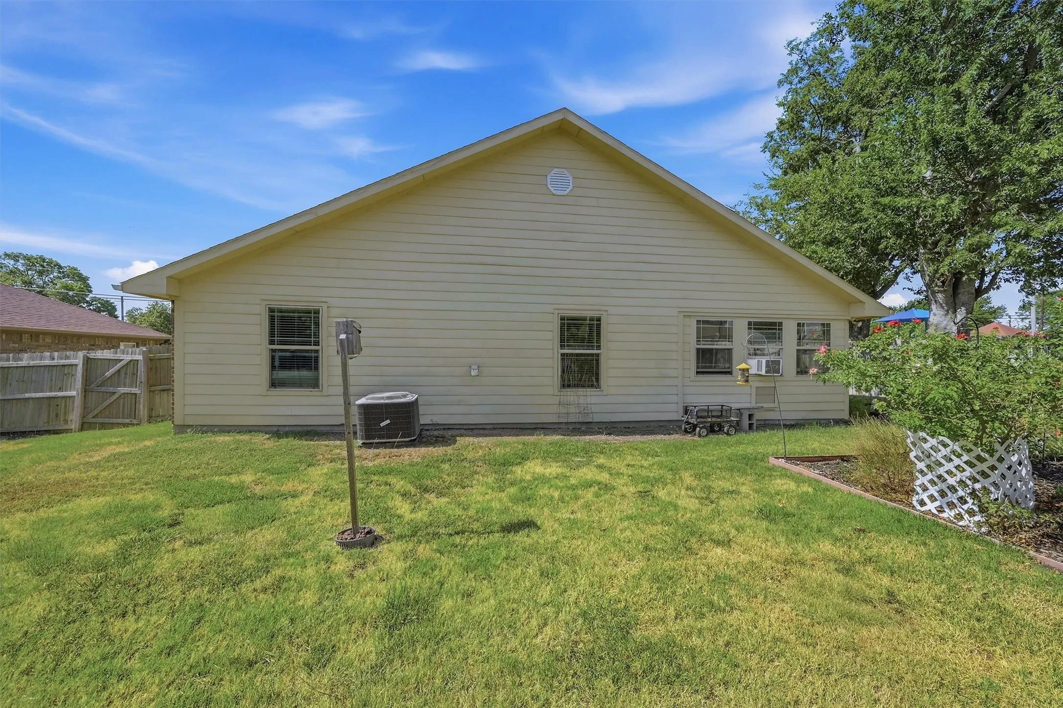 Single Family Residence For Sale in Grayson County , 305 E Bonham, Tom Bean, Texas 75489, 3 Bedroom, 2 Bathroom, 1 Garage spaces, 1,600 Sqft, built in 2017, mls#21361552, Real Estate Agent in Tom Bean, Homes For Sale in Grayson county, Homes For Sale in Tom Bean, Realtor in Tom Bean Texas, Real Estate Brokerage Independent Realty Texas, Luminita Cordes Realtor