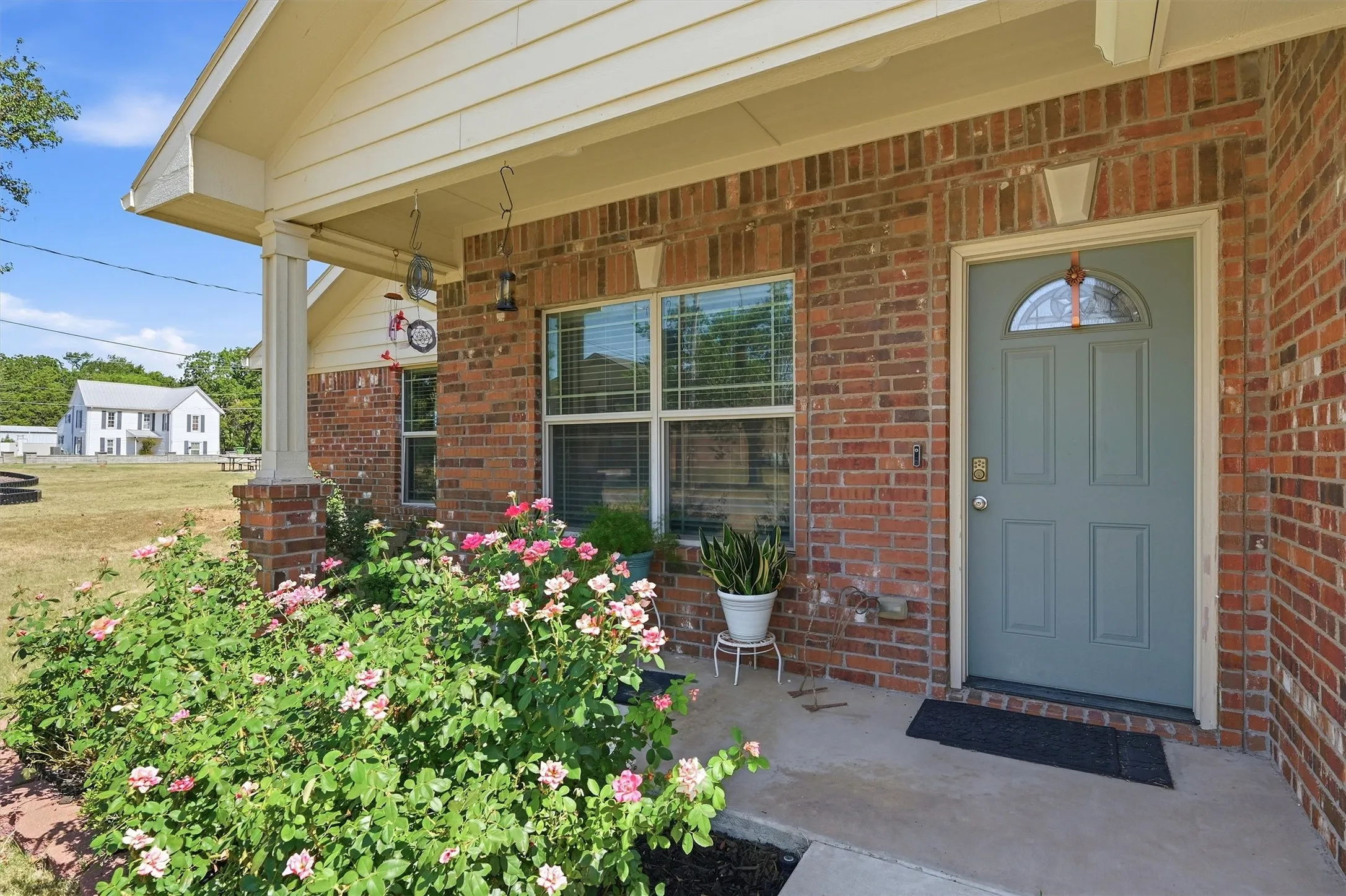 Single Family Residence For Sale in Grayson County , 305 E Bonham, Tom Bean, Texas 75489, 3 Bedroom, 2 Bathroom, 1 Garage spaces, 1,600 Sqft, built in 2017, mls#21361552, Real Estate Agent in Tom Bean, Homes For Sale in Grayson county, Homes For Sale in Tom Bean, Realtor in Tom Bean Texas, Real Estate Brokerage Independent Realty Texas, Luminita Cordes Realtor