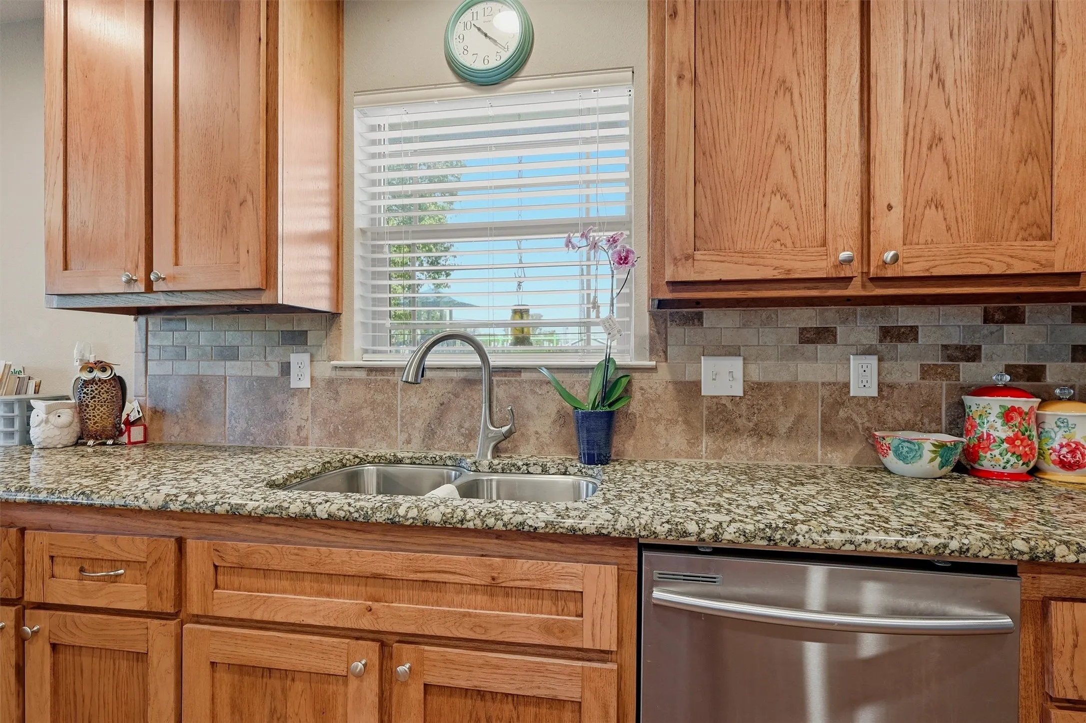 Single Family Residence For Sale in Grayson County , 305 E Bonham, Tom Bean, Texas 75489, 3 Bedroom, 2 Bathroom, 1 Garage spaces, 1,600 Sqft, built in 2017, mls#21361552, Real Estate Agent in Tom Bean, Homes For Sale in Grayson county, Homes For Sale in Tom Bean, Realtor in Tom Bean Texas, Real Estate Brokerage Independent Realty Texas, Luminita Cordes Realtor