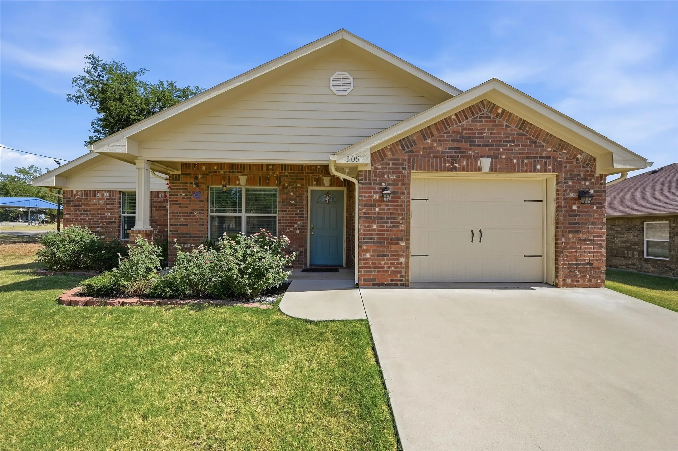 Single Family Residence For Sale in Grayson County , 305 E Bonham, Tom Bean, Texas 75489, 3 Bedroom, 2 Bathroom, 1 Garage spaces, 1,600 Sqft, built in 2017, mls#21361552, Real Estate Agent in Tom Bean, Homes For Sale in Grayson county, Homes For Sale in Tom Bean, Realtor in Tom Bean Texas, Real Estate Brokerage Independent Realty Texas, Luminita Cordes Realtor