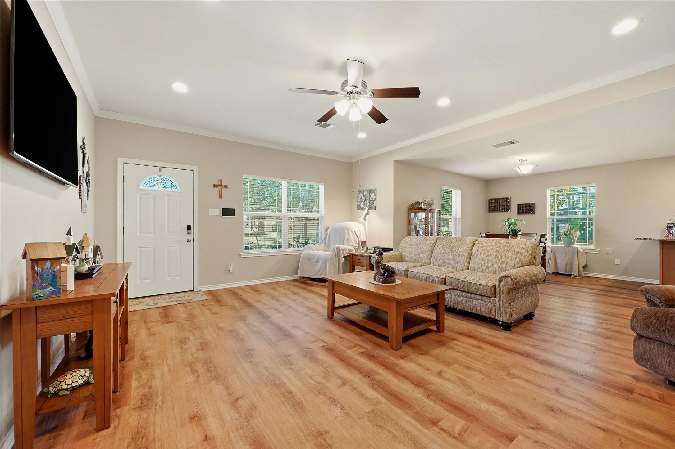Single Family Residence For Sale in Grayson County , 305 E Bonham, Tom Bean, Texas 75489, 3 Bedroom, 2 Bathroom, 1 Garage spaces, 1,600 Sqft, built in 2017, mls#21361552, Real Estate Agent in Tom Bean, Homes For Sale in Grayson county, Homes For Sale in Tom Bean, Realtor in Tom Bean Texas, Real Estate Brokerage Independent Realty Texas, Luminita Cordes Realtor