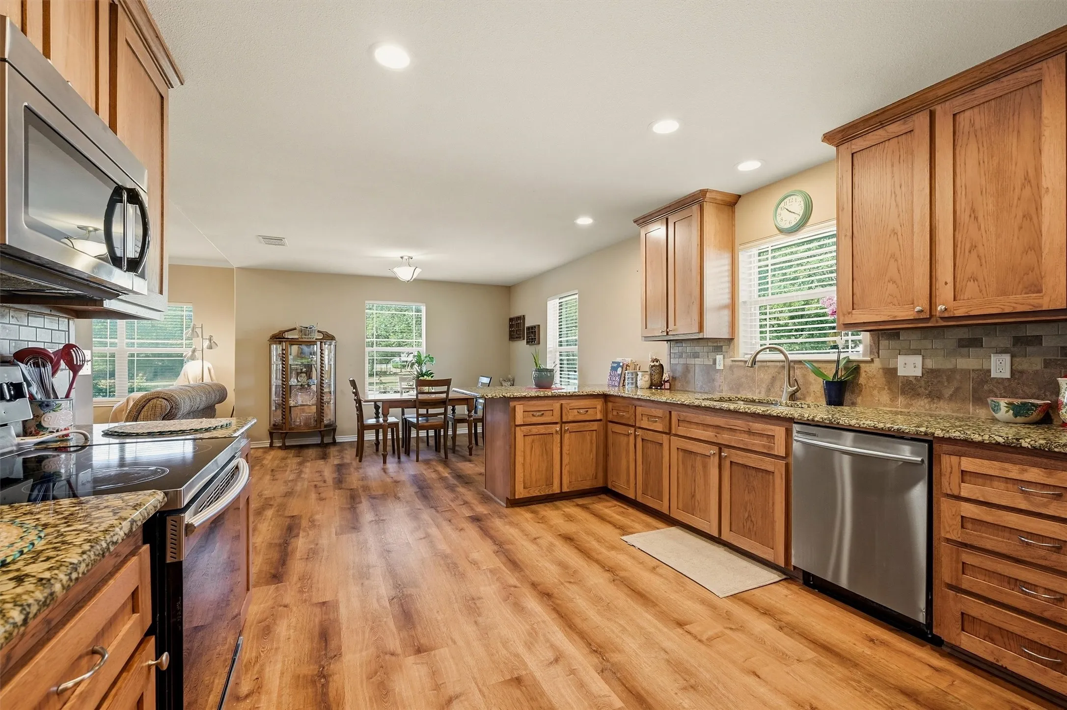 Single Family Residence For Sale in Grayson County , 305 E Bonham, Tom Bean, Texas 75489, 3 Bedroom, 2 Bathroom, 1 Garage spaces, 1,600 Sqft, built in 2017, mls#21361552, Real Estate Agent in Tom Bean, Homes For Sale in Grayson county, Homes For Sale in Tom Bean, Realtor in Tom Bean Texas, Real Estate Brokerage Independent Realty Texas, Luminita Cordes Realtor