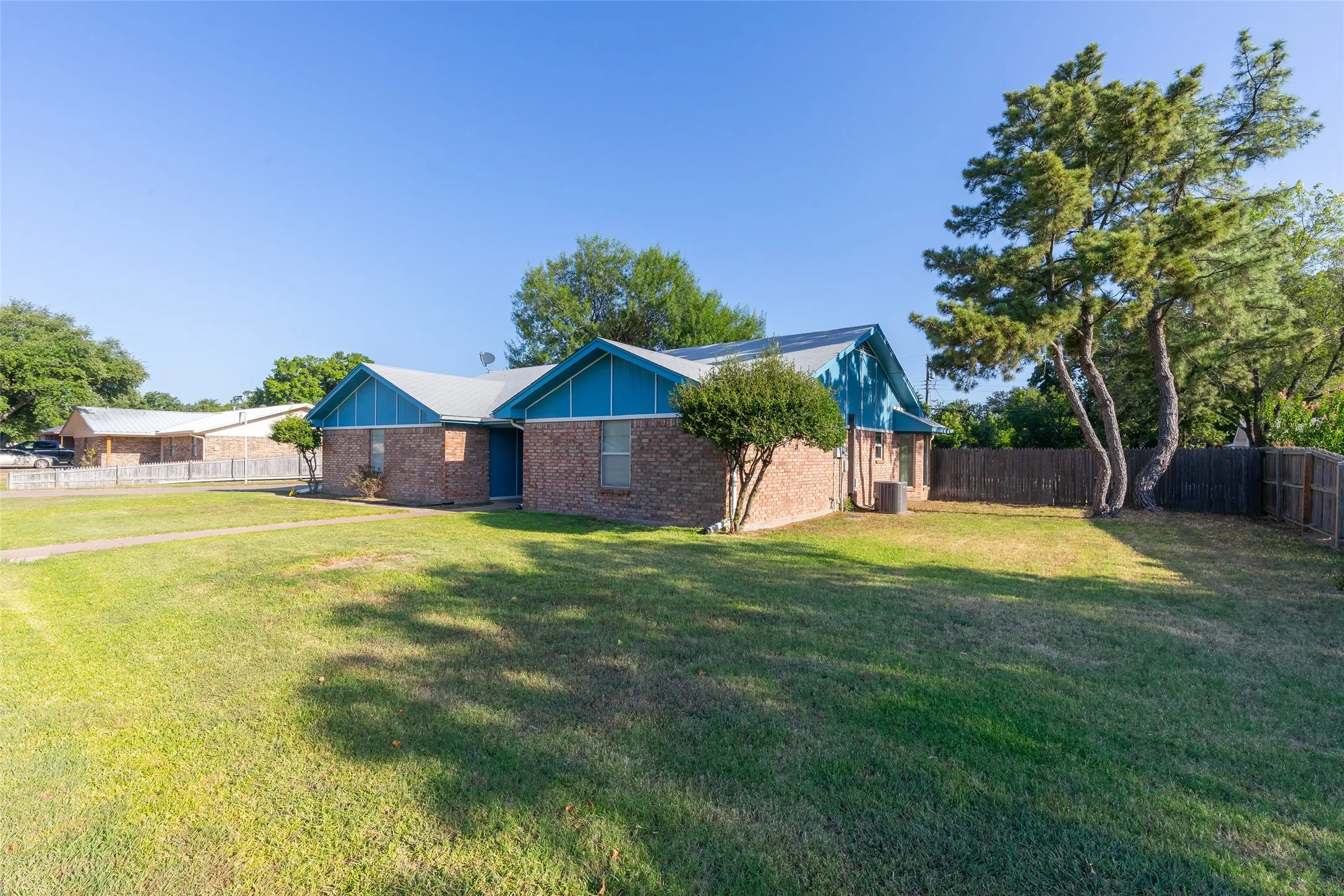 Single Family Residence For Sale in Callahan County , 426 Pleasant Lane, Clyde, Texas 79510, 3 Bedroom, 2 Bathroom, 2 Garage spaces, 1,705 Sqft, built in 1978, mls#21357444, Real Estate Agent in Clyde, Homes For Sale in Callahan county, Homes For Sale in Clyde, Realtor in Clyde Texas, Real Estate Brokerage Independent Realty Texas, Luminita Cordes Realtor