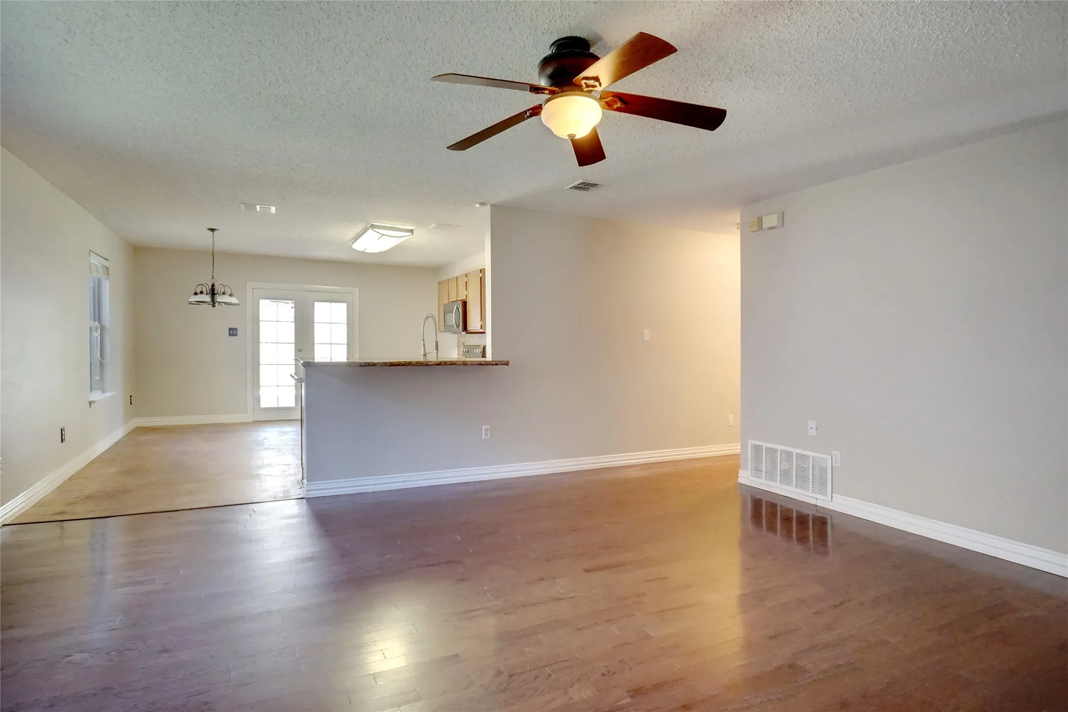 Single Family Residence For Rent in Tarrant County , 6061 Arabian Avenue, Fort Worth, Texas 76179, 3 Bedroom, 2 Bathroom, 2 Garage spaces, 1,589 Sqft, built in 1999, mls#21335384, Real Estate Agent in Fort Worth, Homes For Rent in Tarrant county, Homes For Rent in Fort Worth, Realtor in Fort Worth Texas, Real Estate Brokerage Independent Realty Texas, Luminita Cordes Realtor