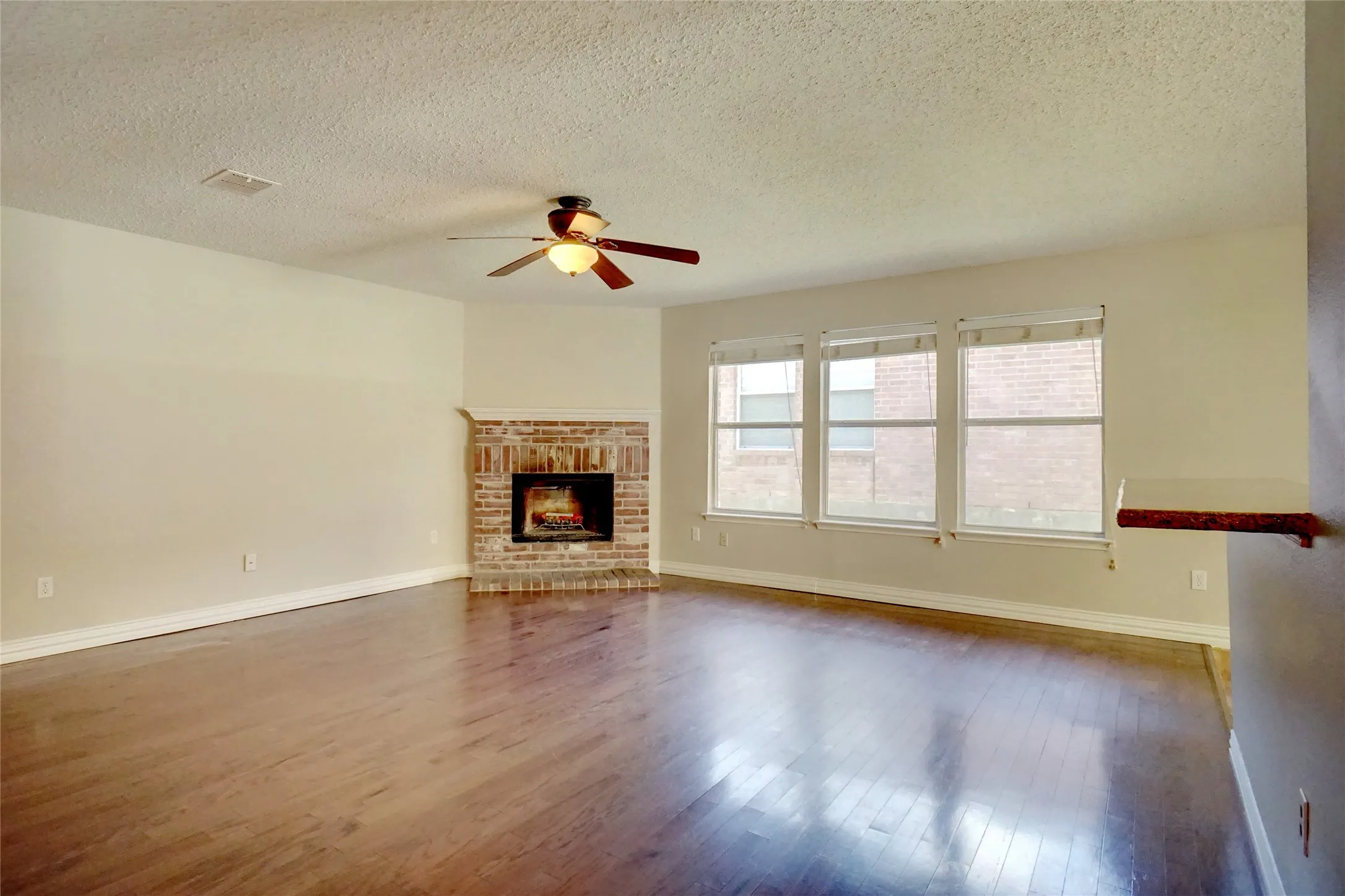 Single Family Residence For Rent in Tarrant County , 6061 Arabian Avenue, Fort Worth, Texas 76179, 3 Bedroom, 2 Bathroom, 2 Garage spaces, 1,589 Sqft, built in 1999, mls#21335384, Real Estate Agent in Fort Worth, Homes For Rent in Tarrant county, Homes For Rent in Fort Worth, Realtor in Fort Worth Texas, Real Estate Brokerage Independent Realty Texas, Luminita Cordes Realtor