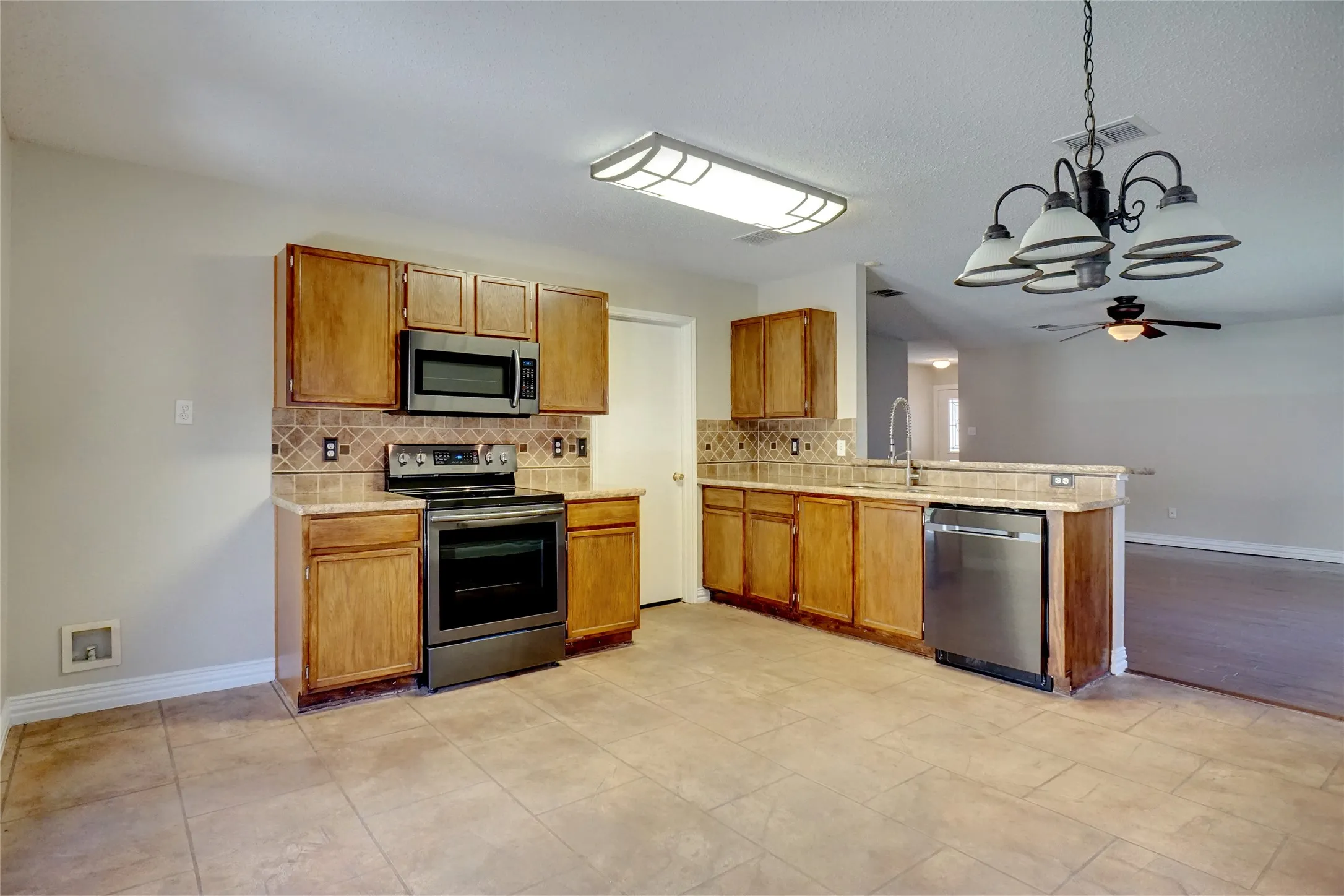 Single Family Residence For Rent in Tarrant County , 6061 Arabian Avenue, Fort Worth, Texas 76179, 3 Bedroom, 2 Bathroom, 2 Garage spaces, 1,589 Sqft, built in 1999, mls#21335384, Real Estate Agent in Fort Worth, Homes For Rent in Tarrant county, Homes For Rent in Fort Worth, Realtor in Fort Worth Texas, Real Estate Brokerage Independent Realty Texas, Luminita Cordes Realtor