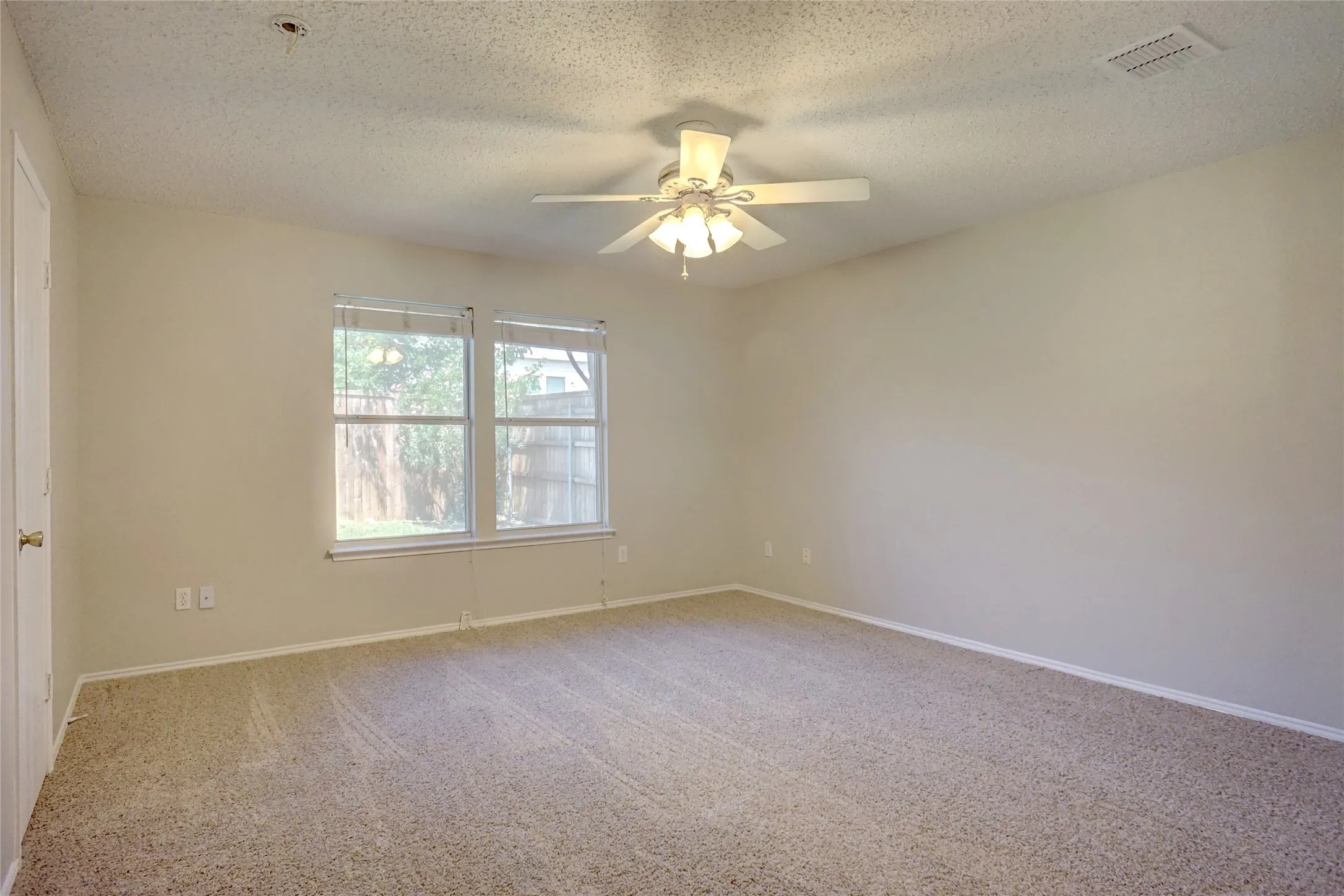 Single Family Residence For Rent in Tarrant County , 6061 Arabian Avenue, Fort Worth, Texas 76179, 3 Bedroom, 2 Bathroom, 2 Garage spaces, 1,589 Sqft, built in 1999, mls#21335384, Real Estate Agent in Fort Worth, Homes For Rent in Tarrant county, Homes For Rent in Fort Worth, Realtor in Fort Worth Texas, Real Estate Brokerage Independent Realty Texas, Luminita Cordes Realtor